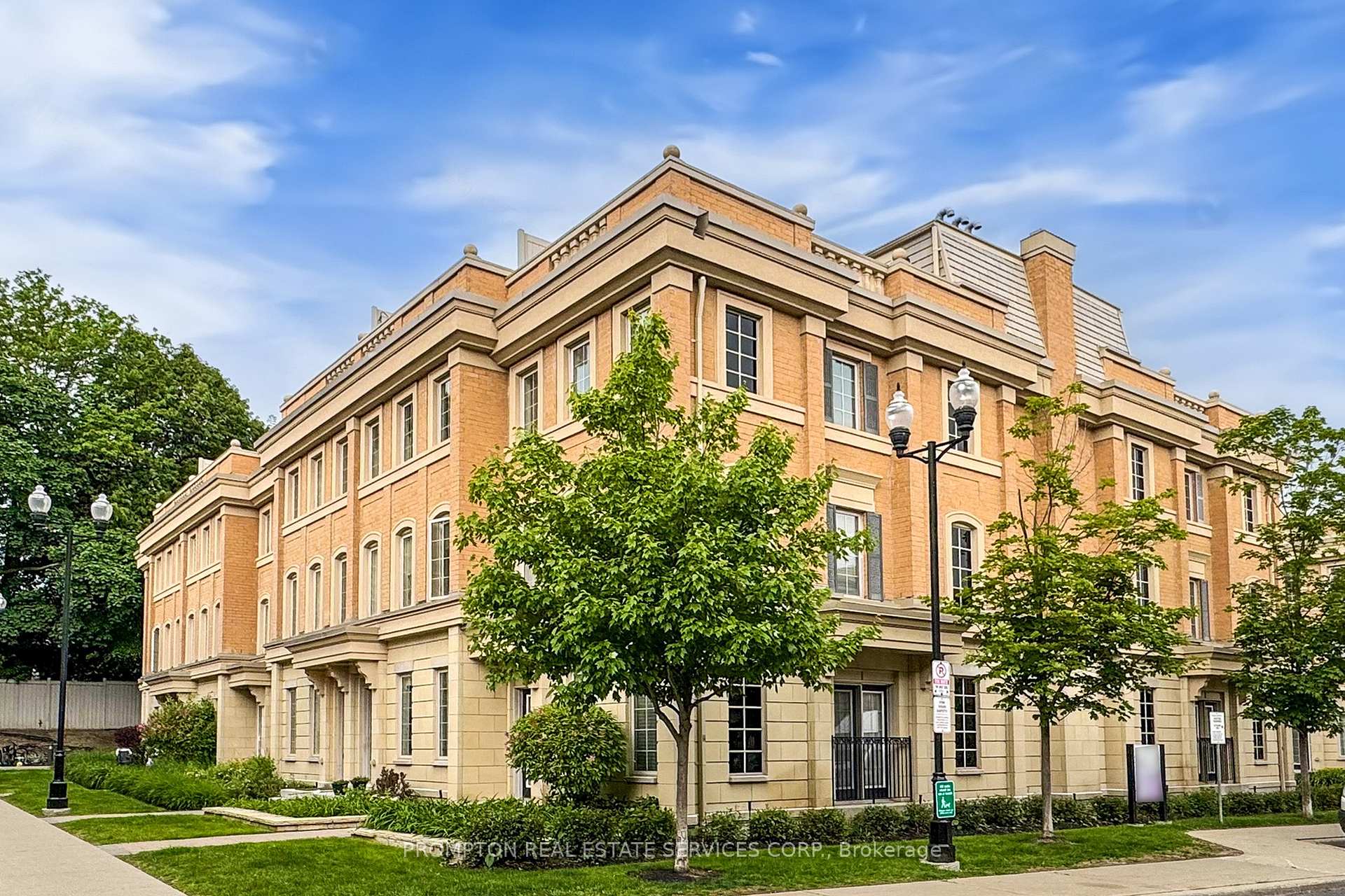 4 Bedrooms Condo at 30 Hargrave, Toronto For sale