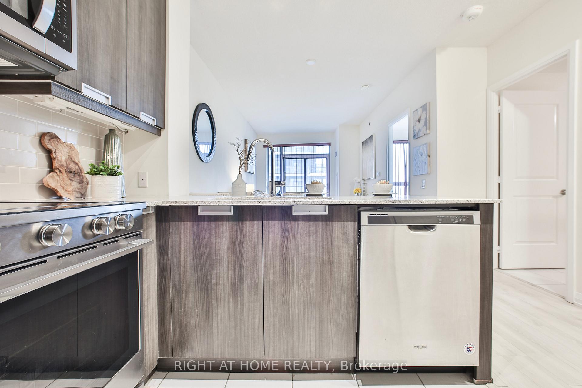1 Bedroom Condo at 35 WATERGARDEN, Mississauga For sale