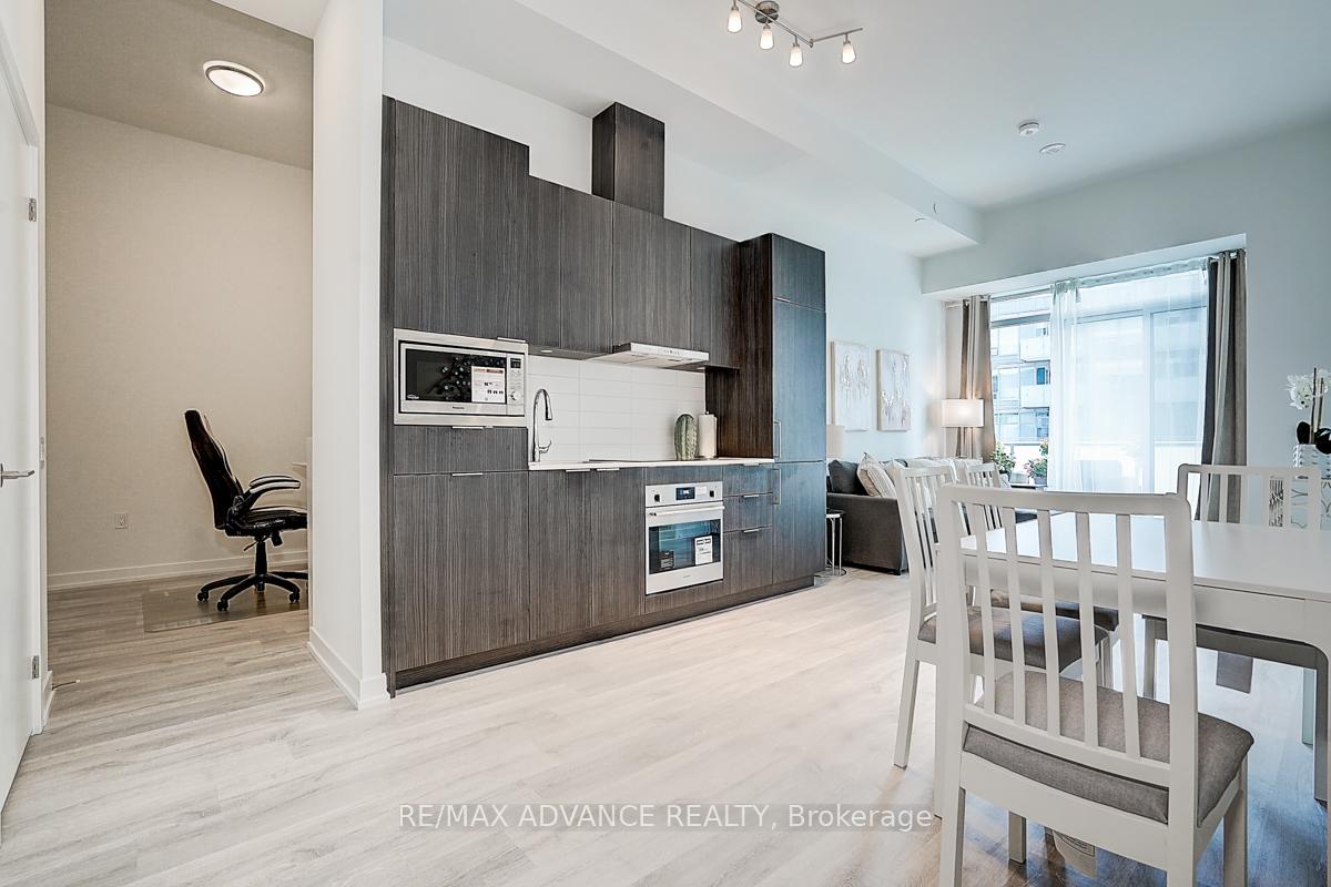 2 Bedrooms Condo at 7 Golden Lion, Toronto For sale