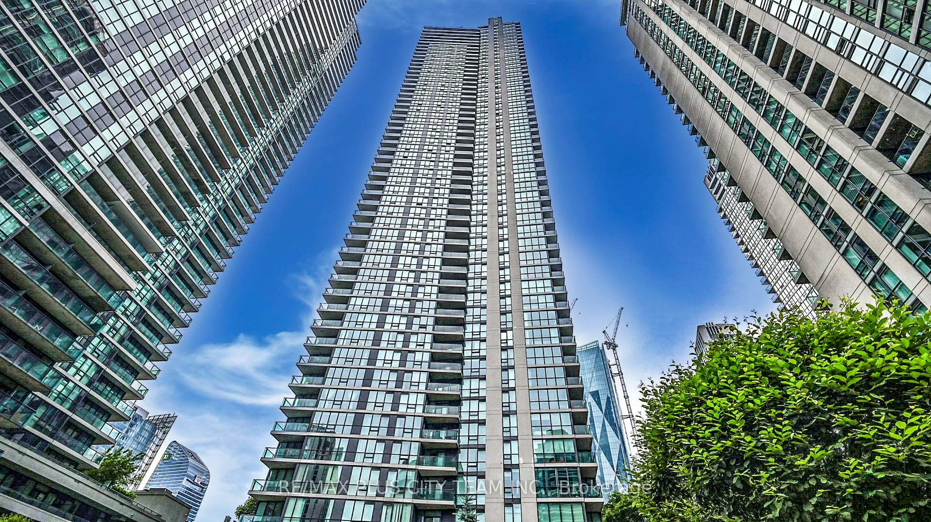 2 Bedrooms Condo at 18 Harbour, Toronto For sale
