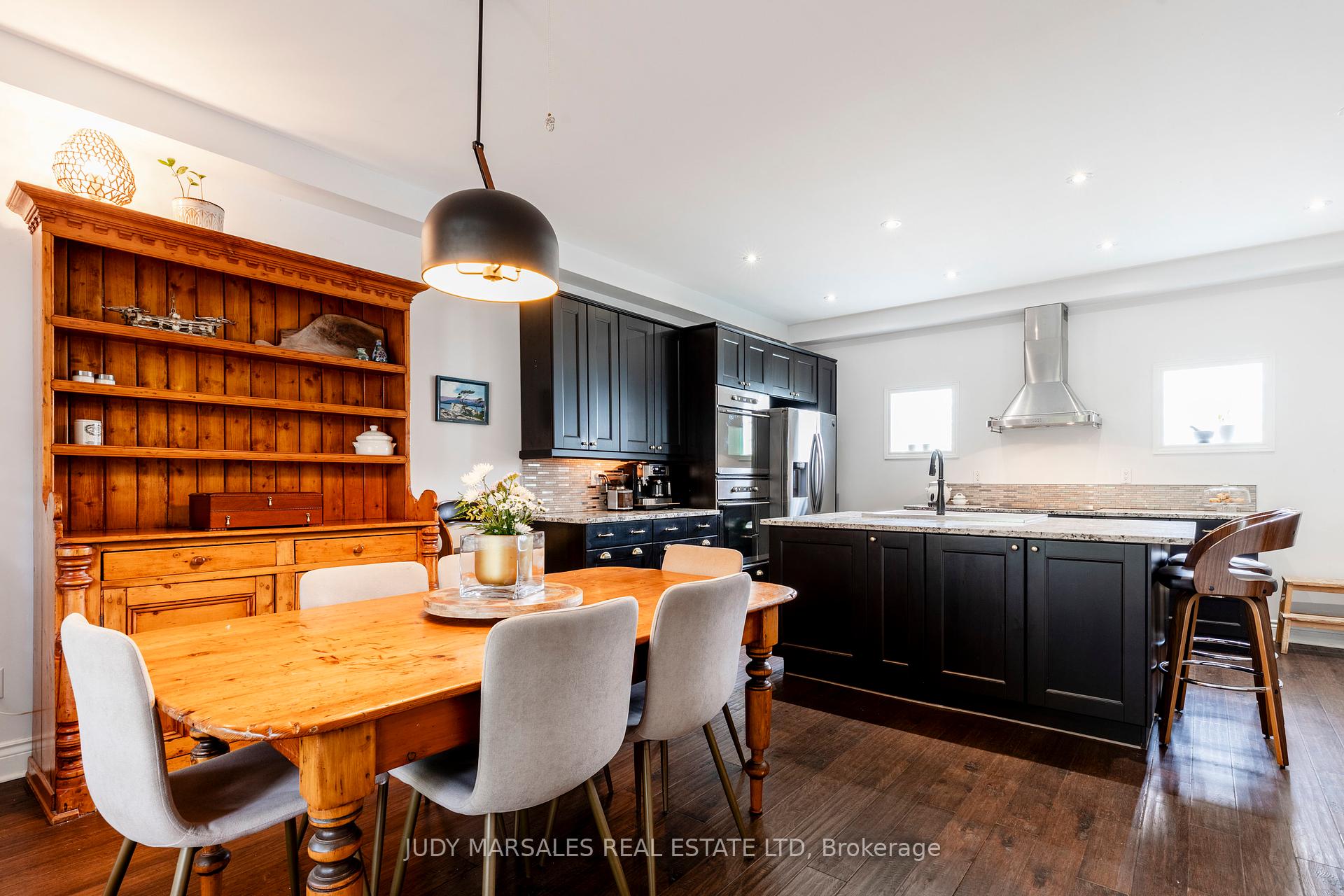 3 Bedrooms Condo at 100 Beddoe, Hamilton For sale