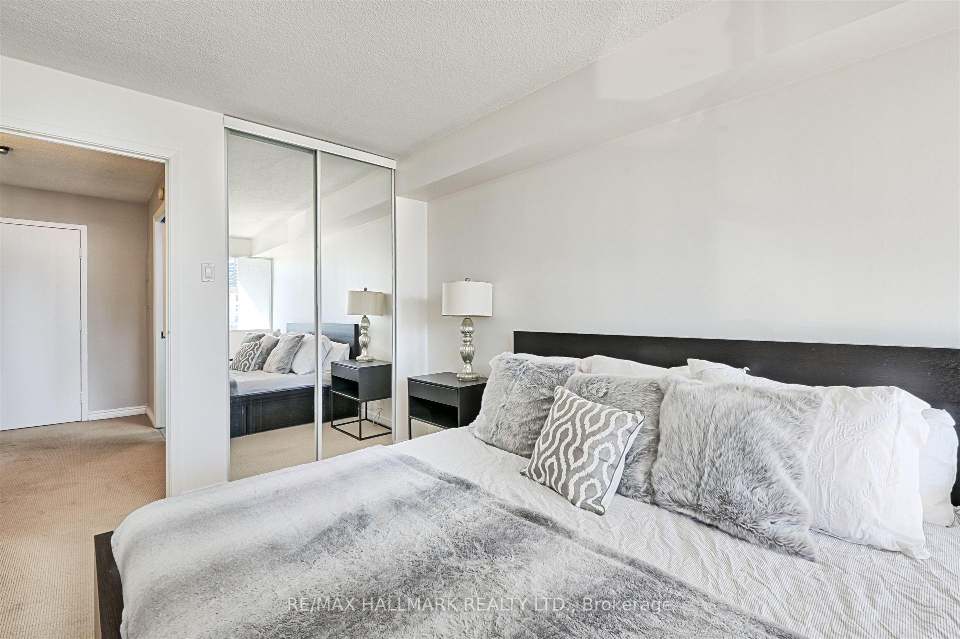 2 Bedrooms Condo at 86 Gerrard, Toronto For sale