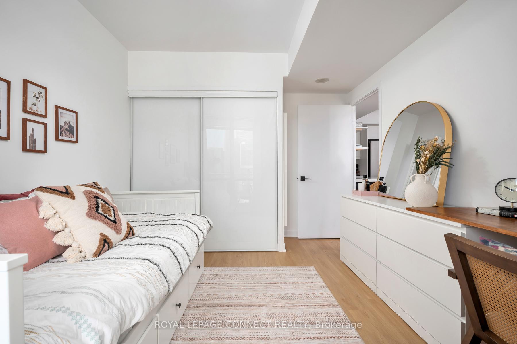 3 Bedrooms Condo at 5 Mariner, Toronto For sale