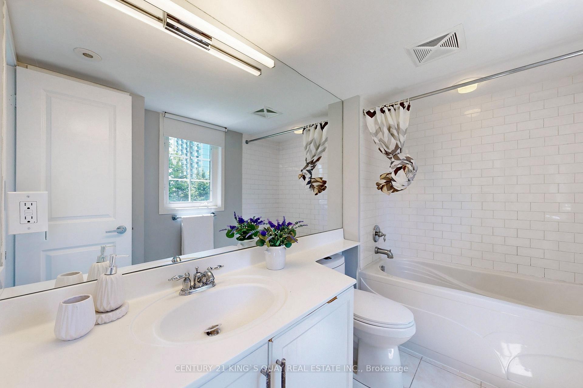 2 Bedrooms Condo at 9 Windermere, Toronto For sale