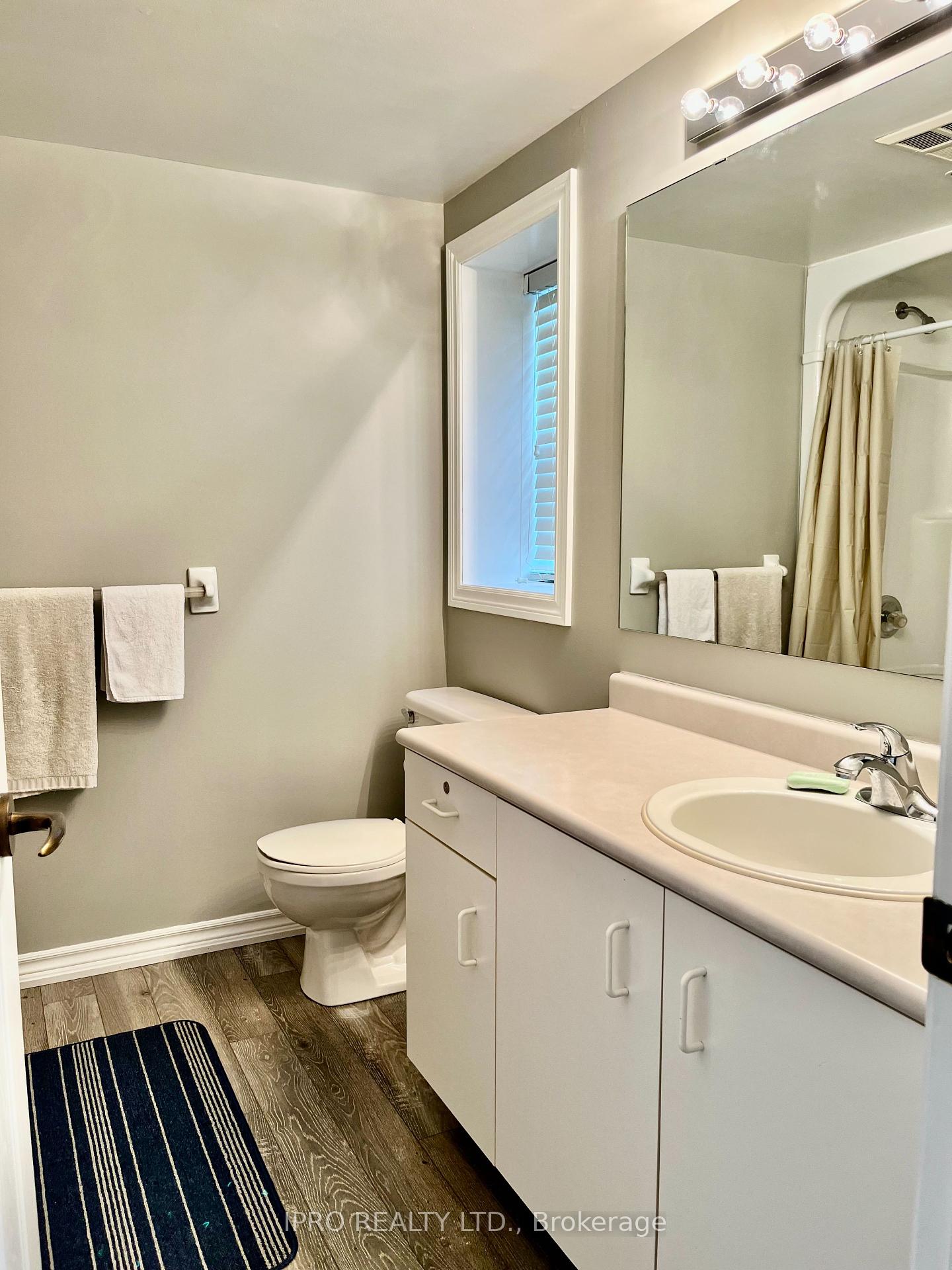 2 Bedrooms Condo at 4013 Kilmer, Burlington For sale
