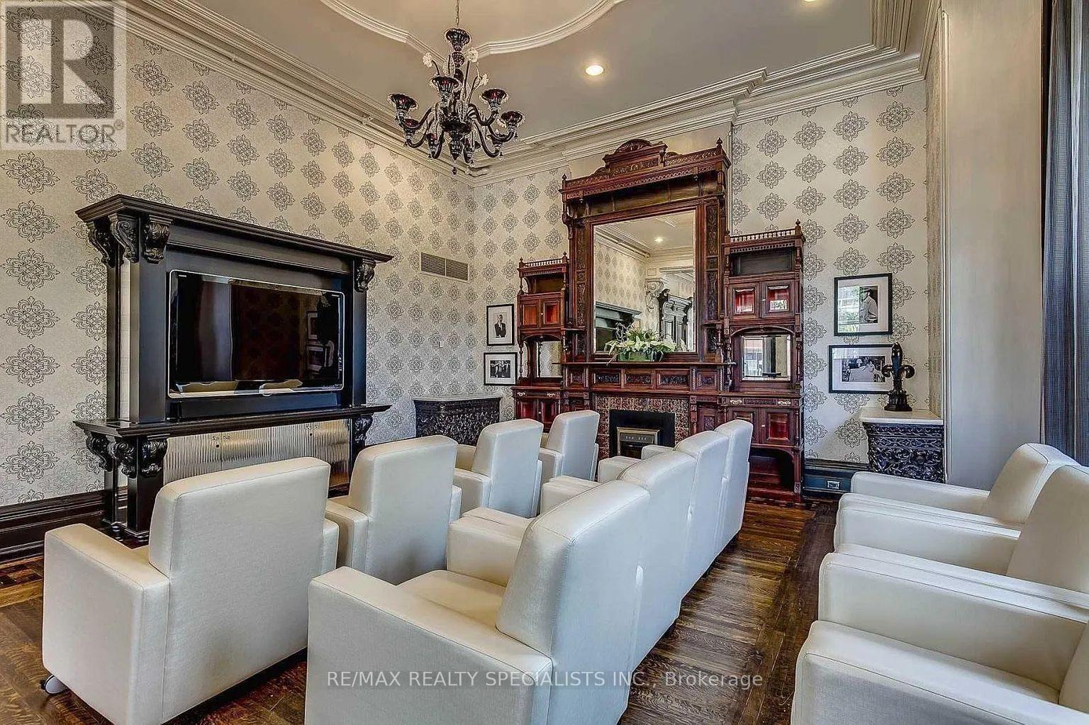 2 Bedrooms Condo at 28 Linden, Toronto For sale