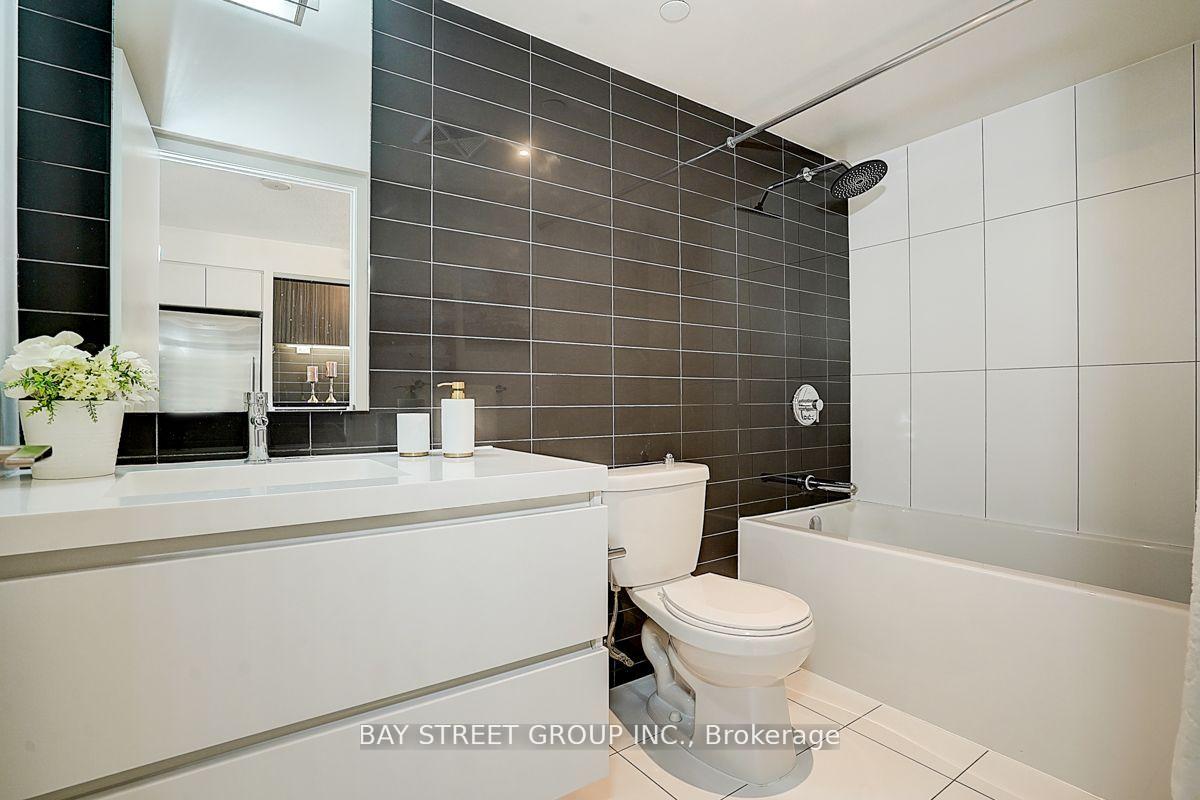 2 Bedrooms Condo at 85 Queens Wharf, Toronto For sale