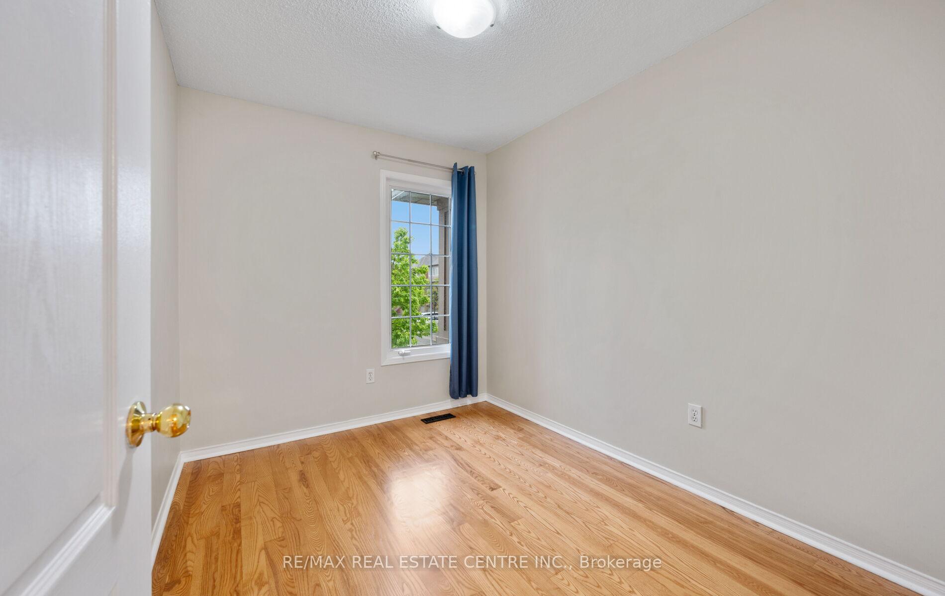 4 Bedrooms Condo at 5030 Heatherleigh, Mississauga For sale