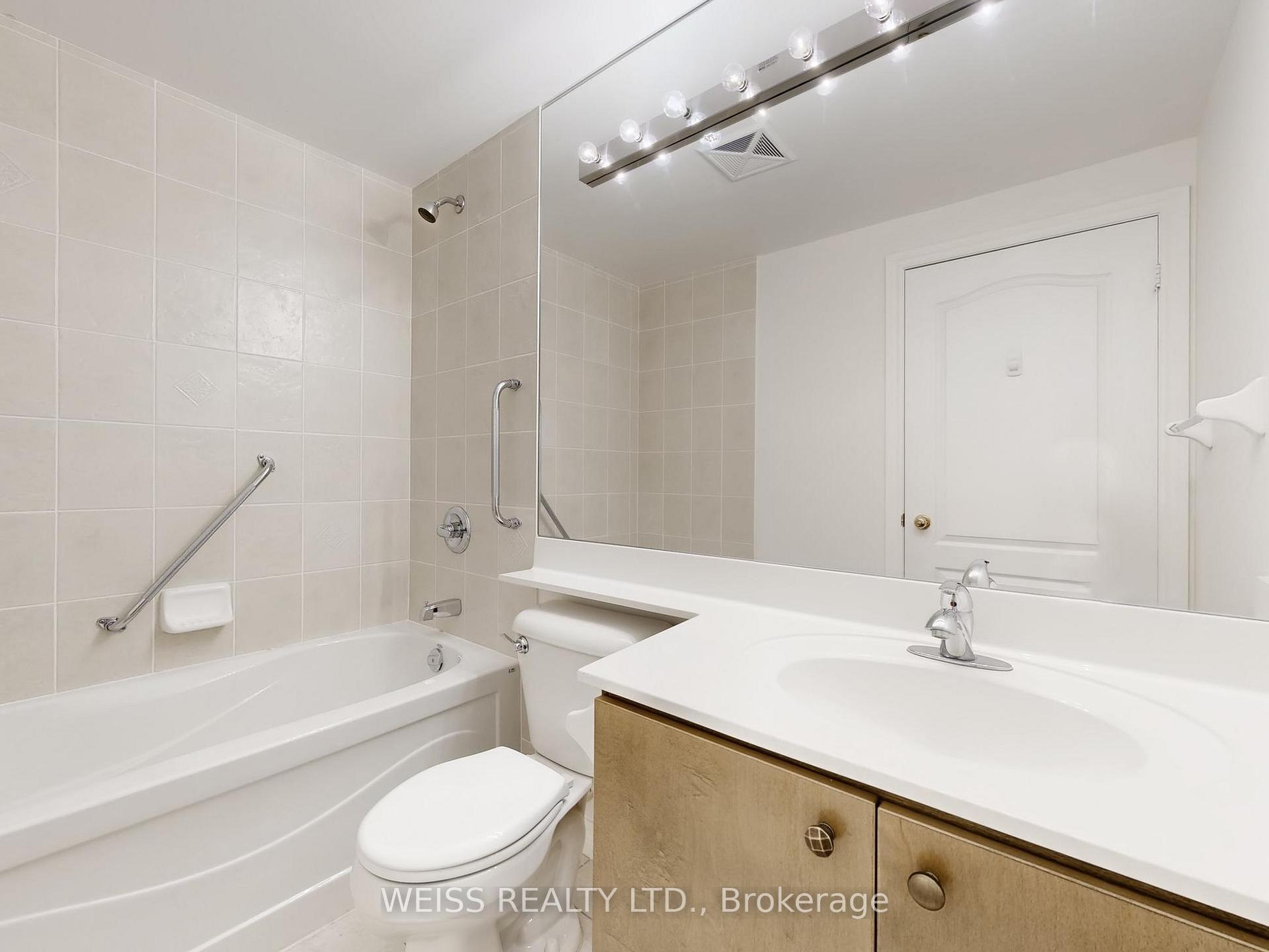 3 Bedrooms Condo at 88 Promenade, Vaughan For sale