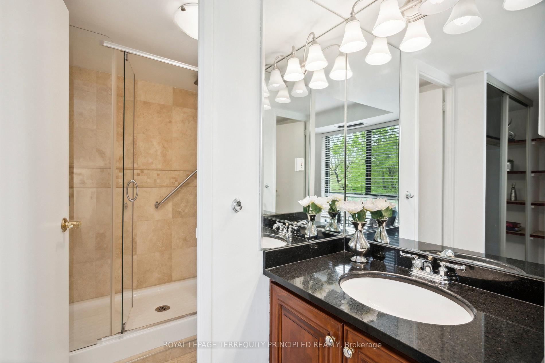 3 Bedrooms Condo at 1400 Dixie, Mississauga For sale