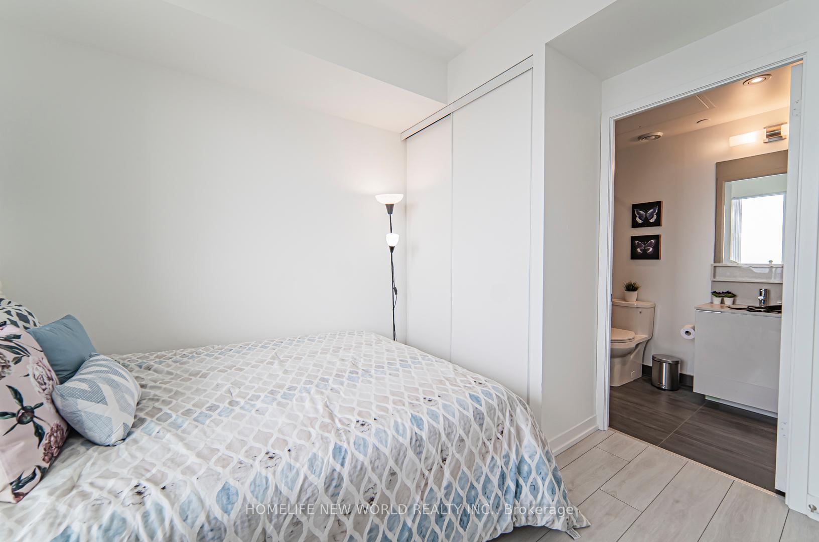 2 Bedrooms Condo at 5 Buttermill,  Vaughan For sale