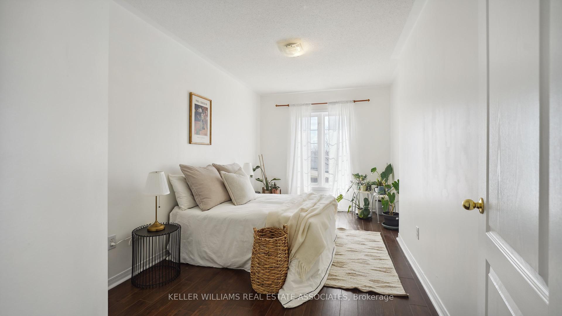 3 Bedrooms Condo at 6399 Spinnaker, Mississauga For sale