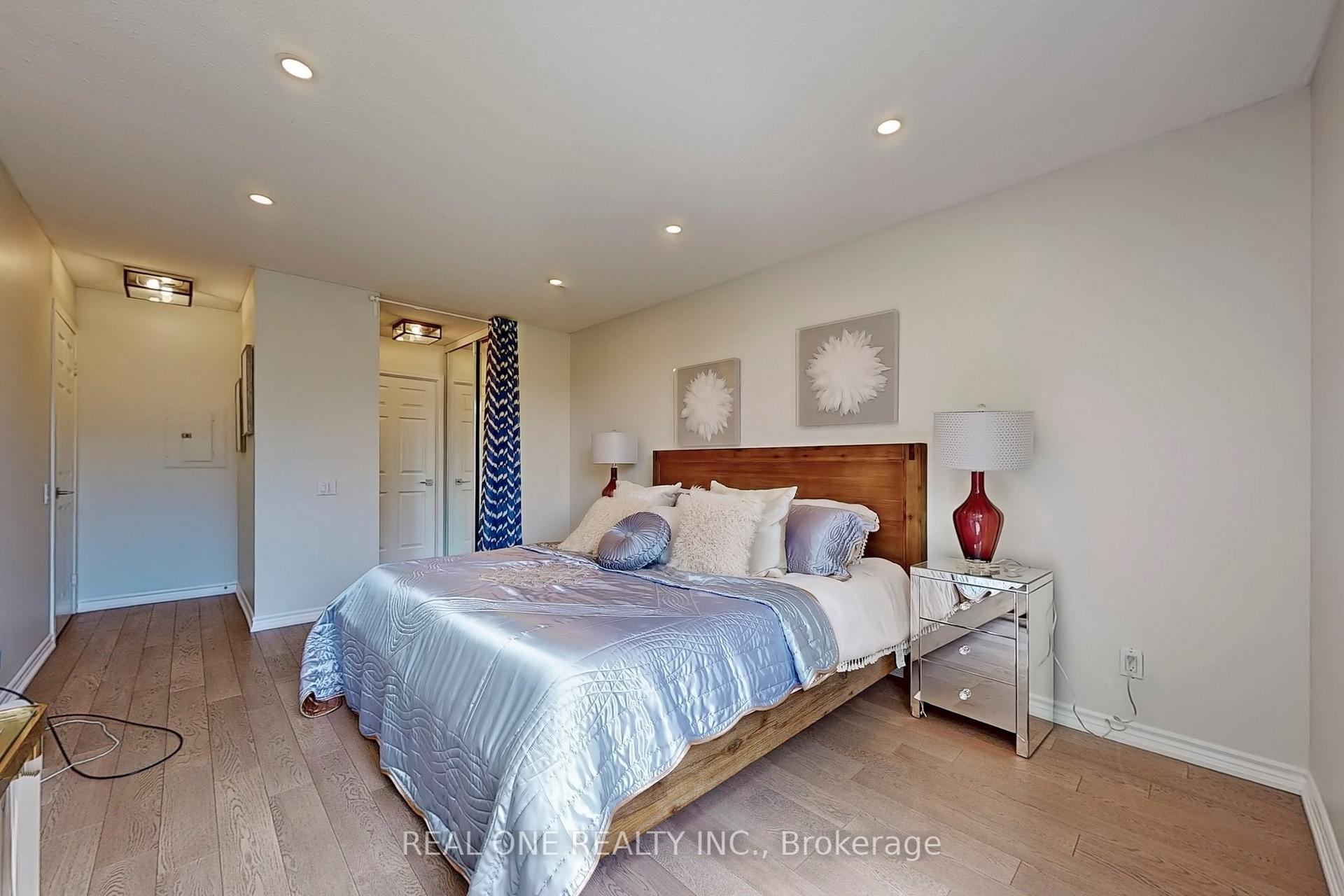 2 Bedrooms Condo at 8 Covington, Toronto For sale