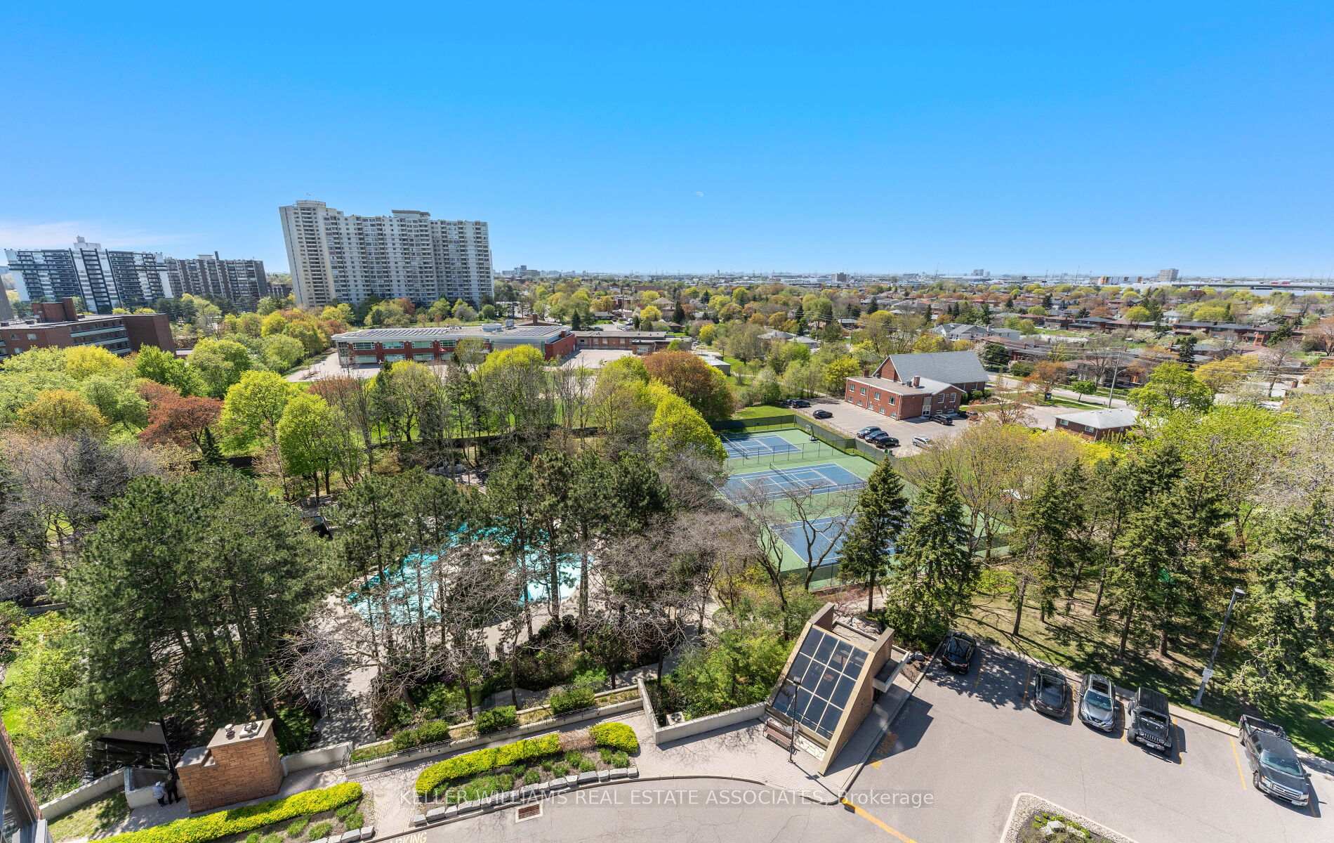 3 Bedrooms Condo at 2010 Islington, Toronto For sale