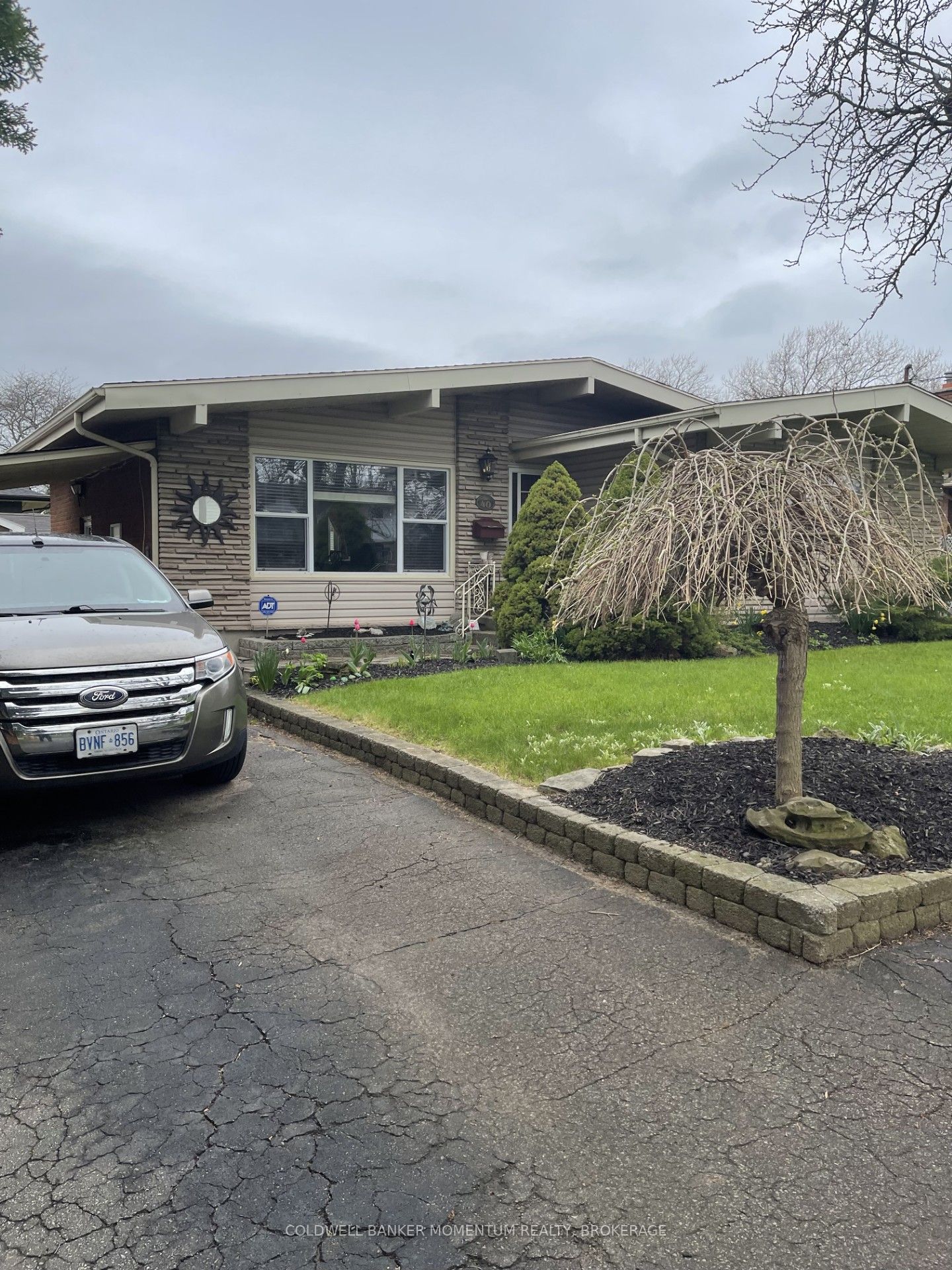 40 Black Knight Road, St. Catharines, ON L2N 3C2