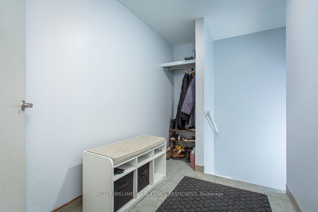 3 Bedrooms Condo at 2216 Upper Middle, Burlington For sale