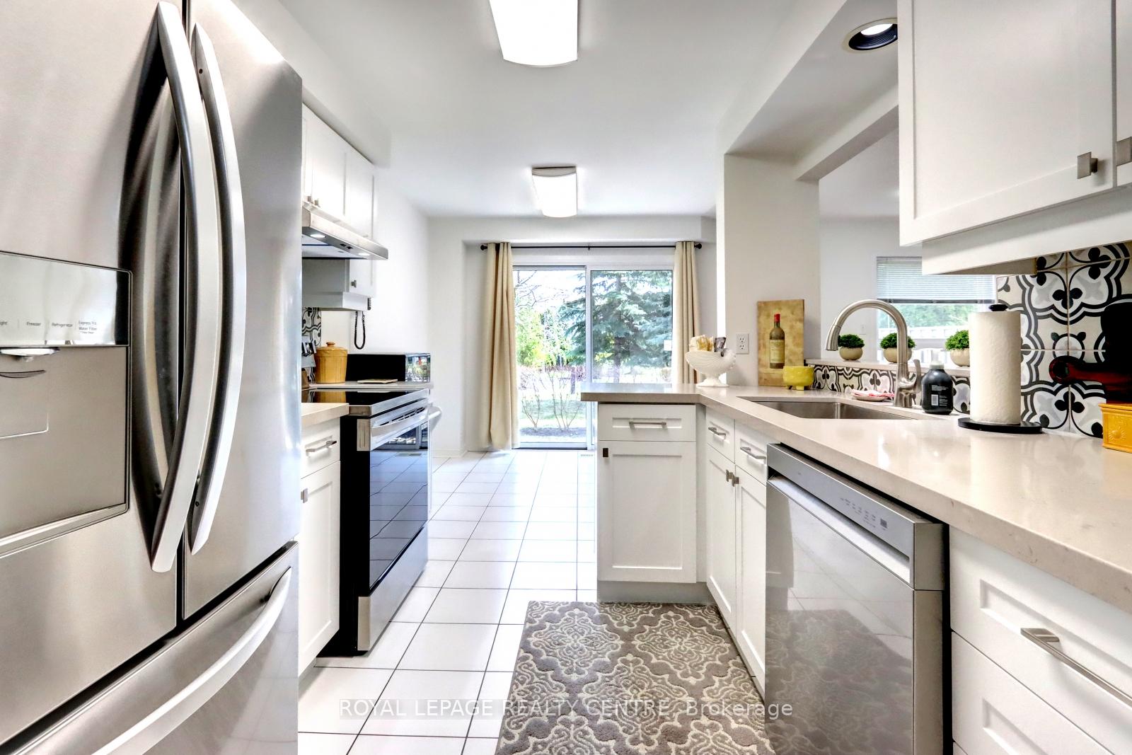 3 Bedrooms Condo at 5230 Glen Erin, Mississauga For sale