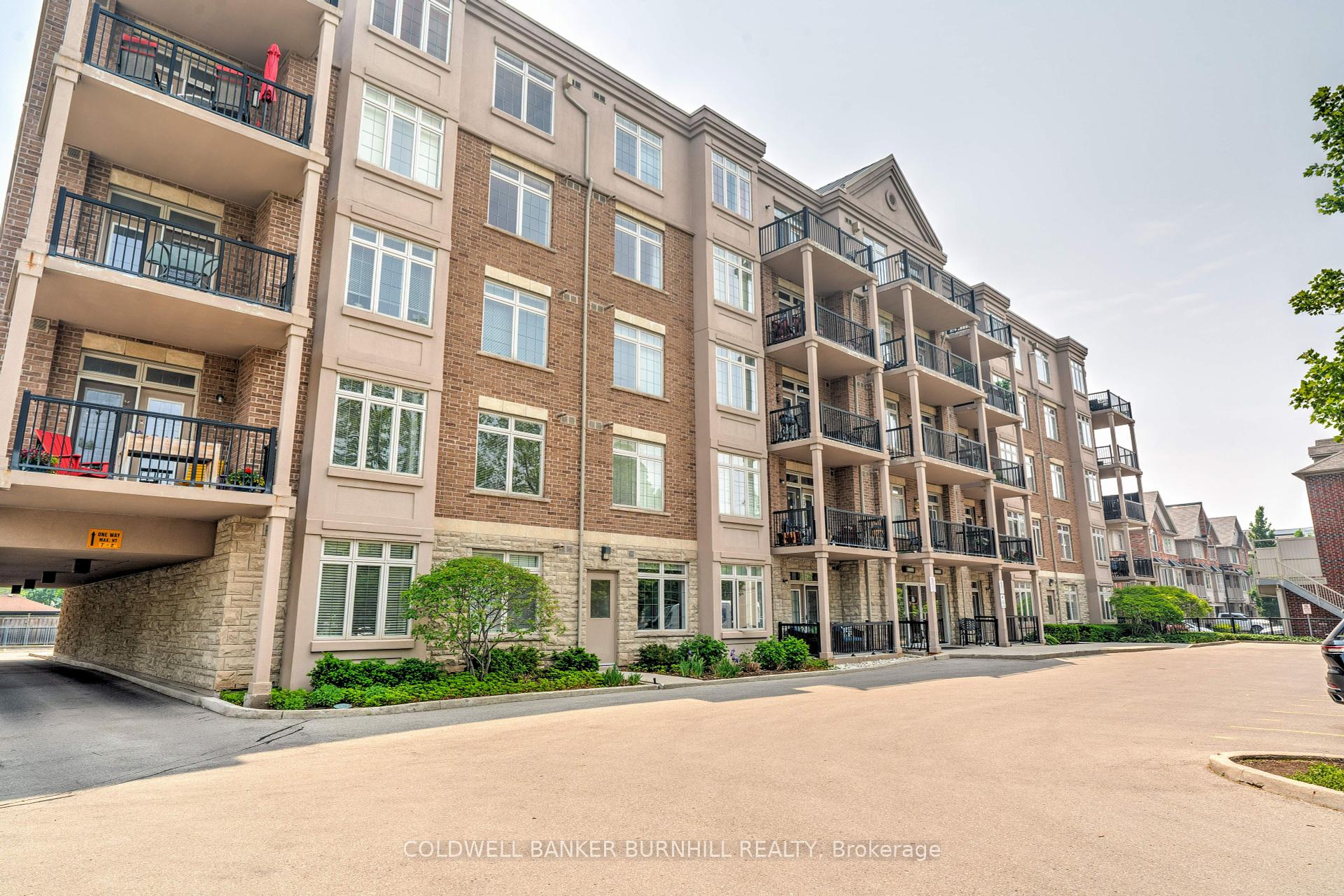 2 Bedrooms Condo at 396 Plains, Burlington For sale