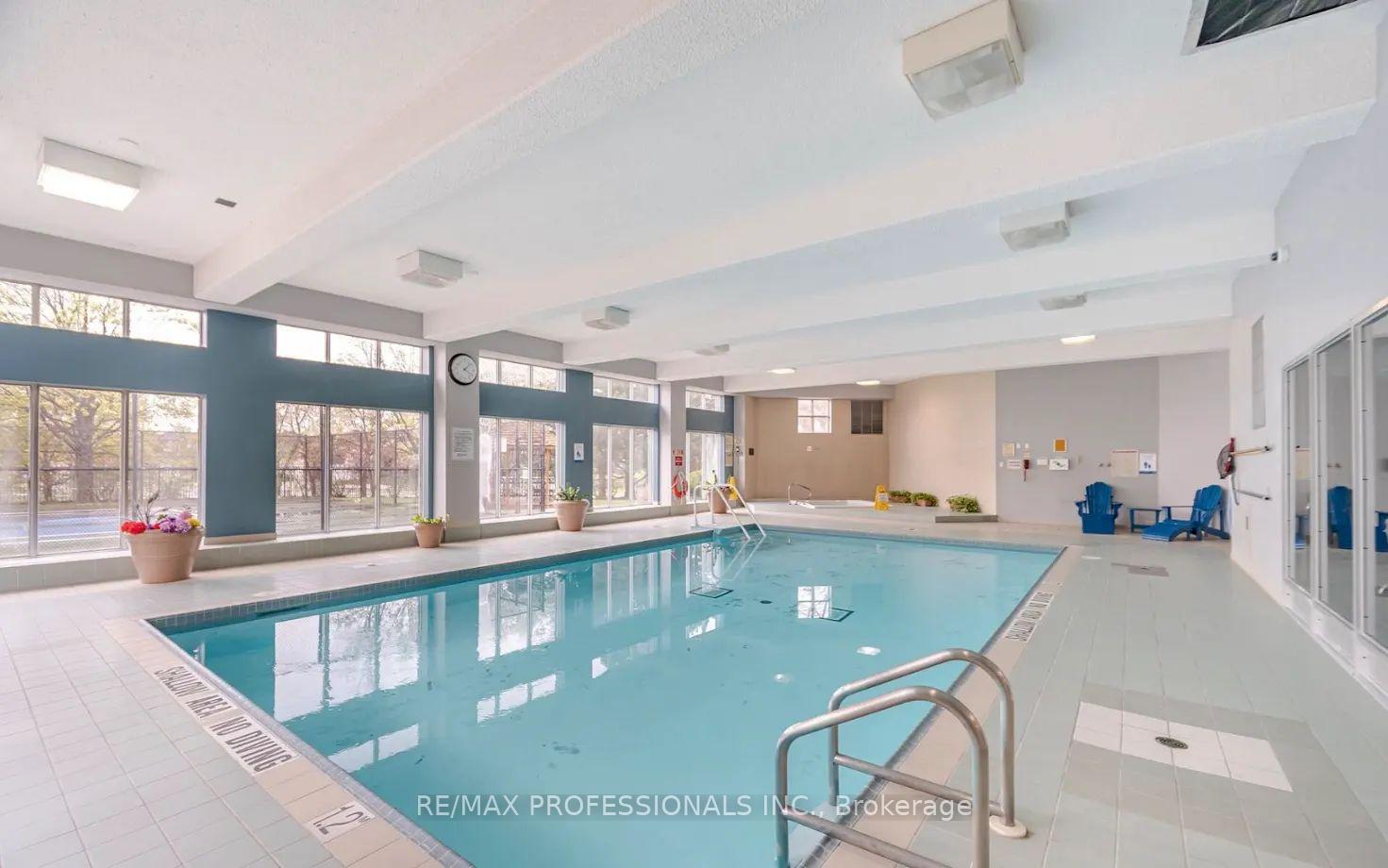 2 Bedrooms Condo at 50 Kingsbridge Garden, Mississauga For sale