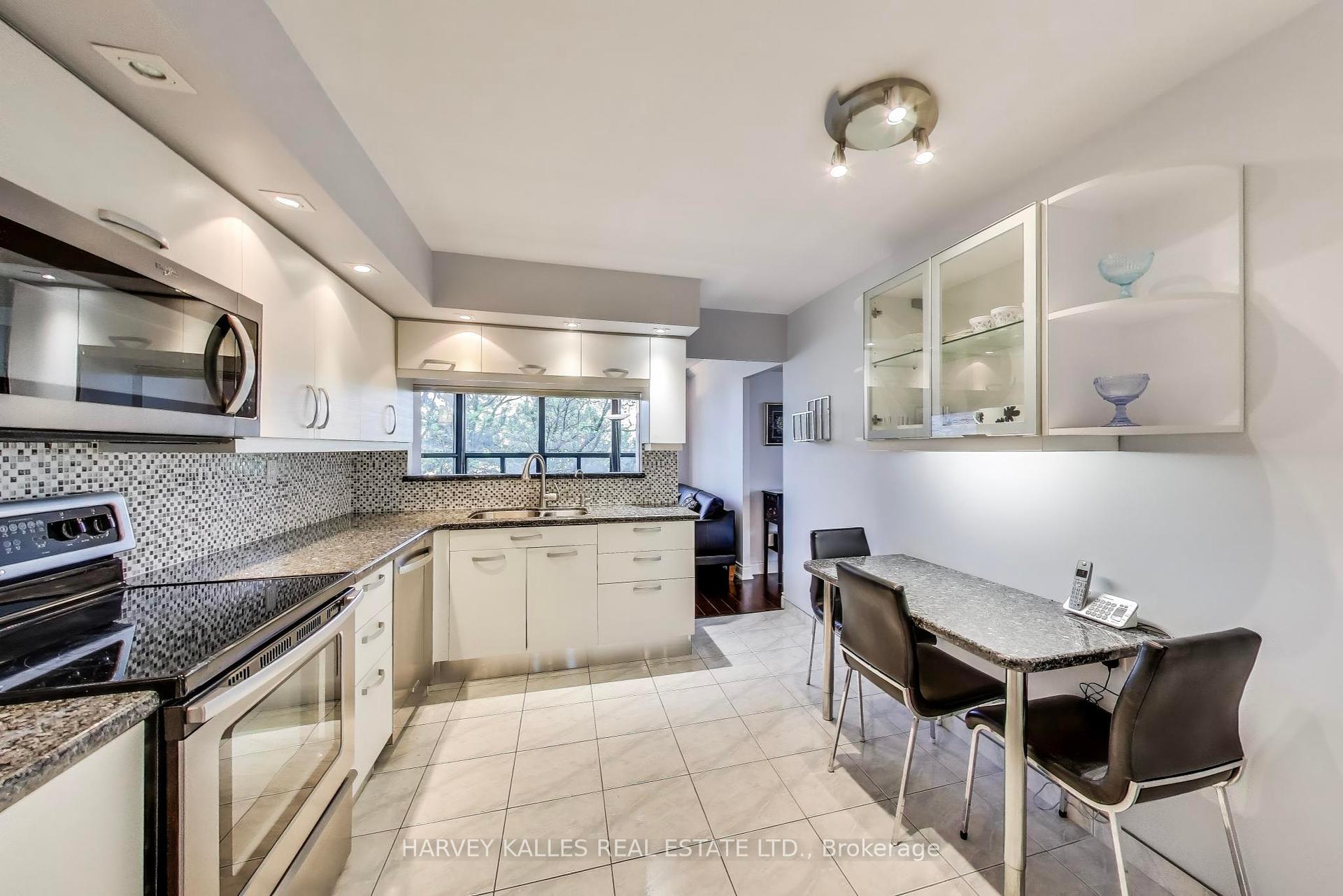 2 Bedrooms Condo at 33 Elmhurst, Toronto For sale