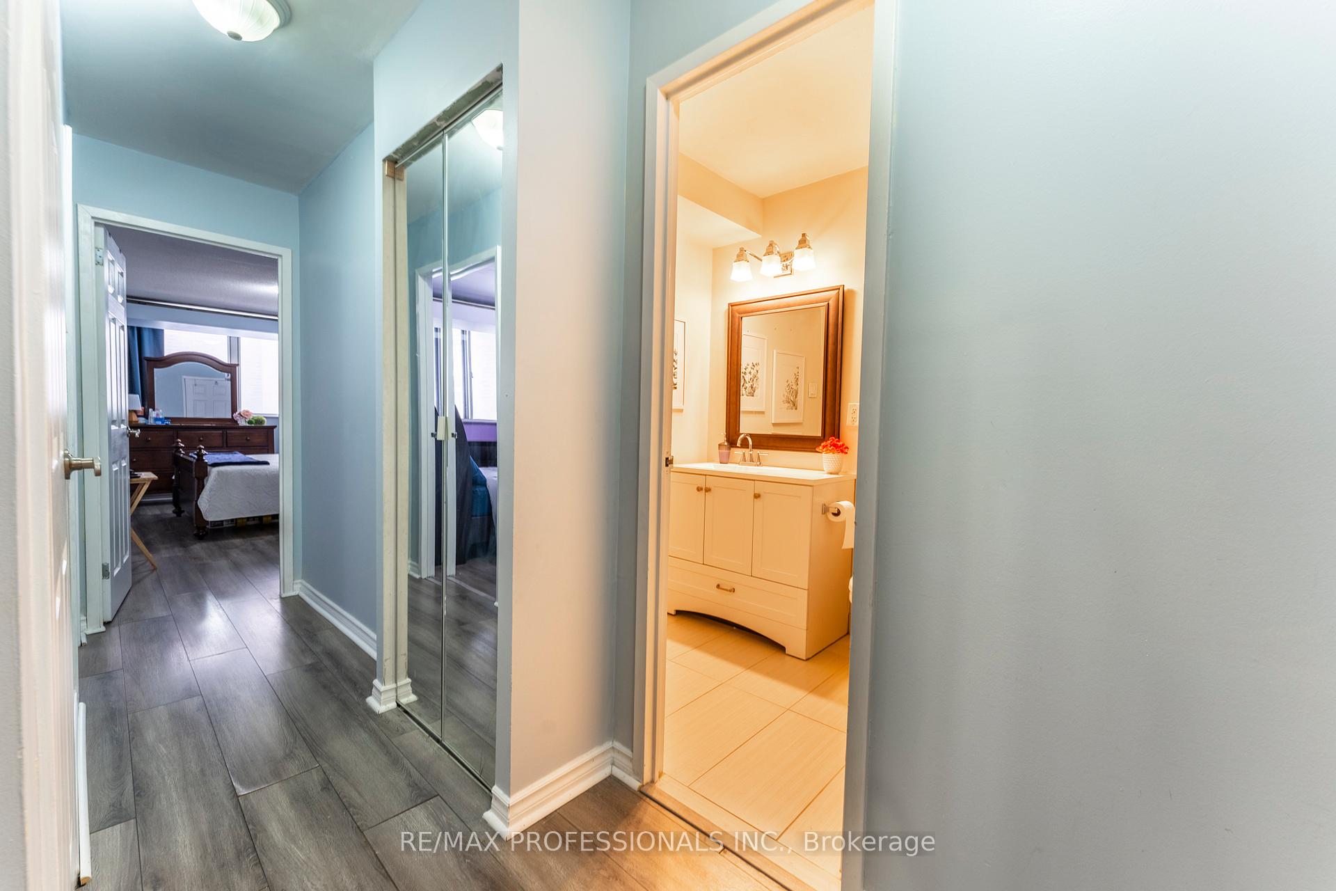 3 Bedrooms Condo at 2095 Roche,  Mississauga For sale