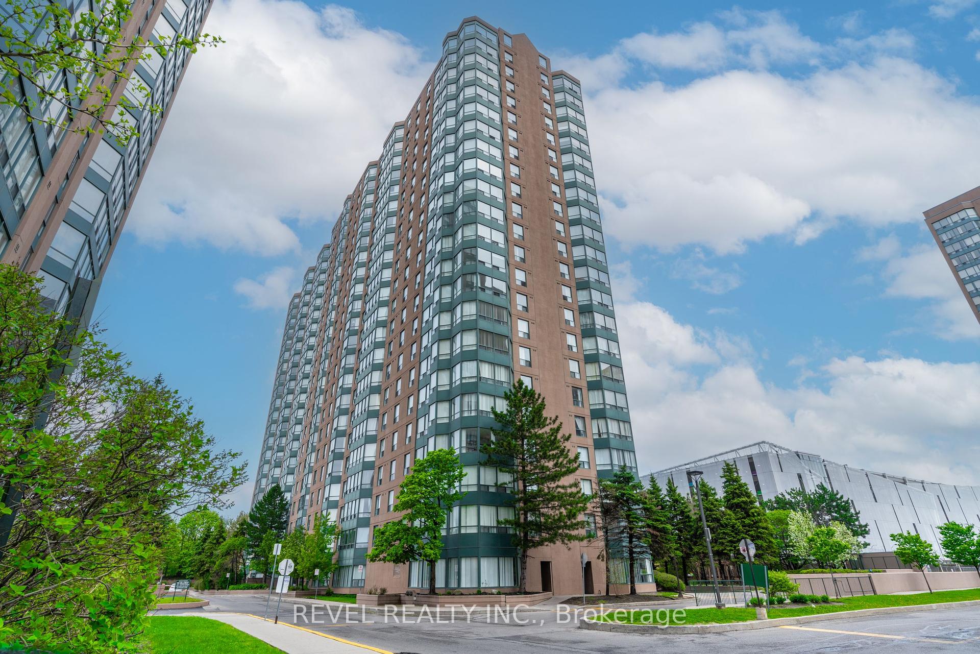 3 Bedrooms Condo at 135 Hillcrest, Mississauga For sale