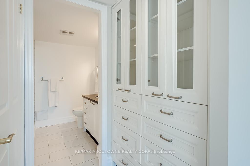2 Bedrooms Condo at 1230 Marlborough,  Oakville For sale