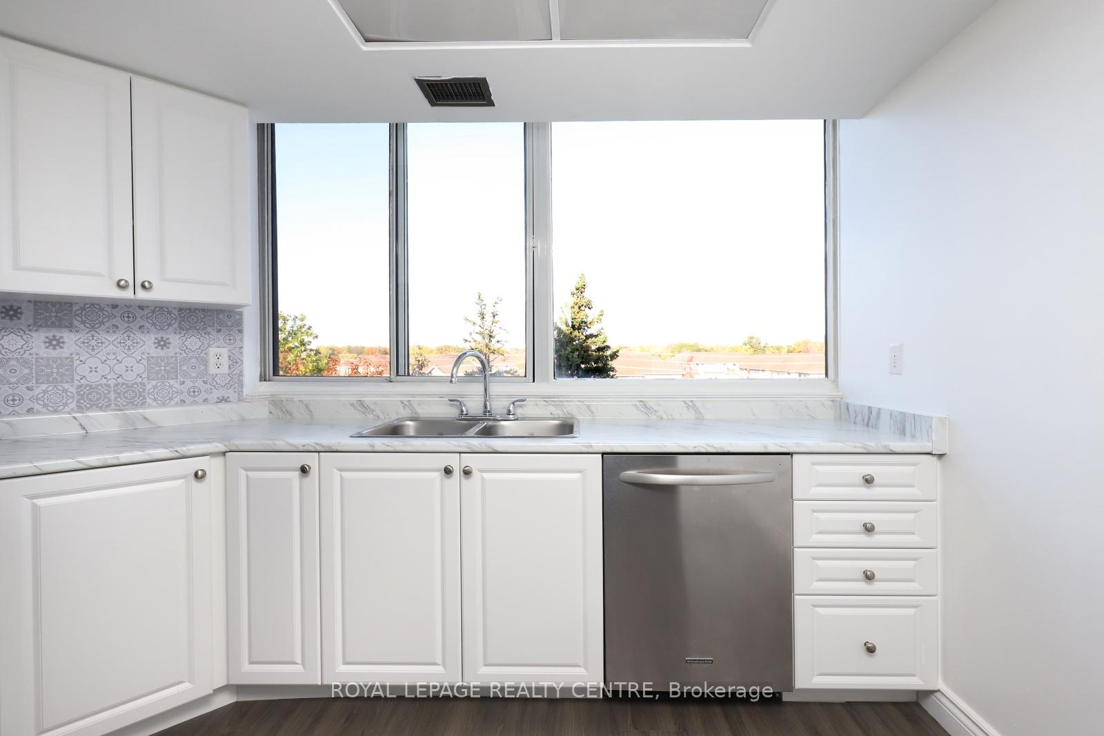 2 Bedrooms Condo at 1001 Cedarglen, Mississauga For sale