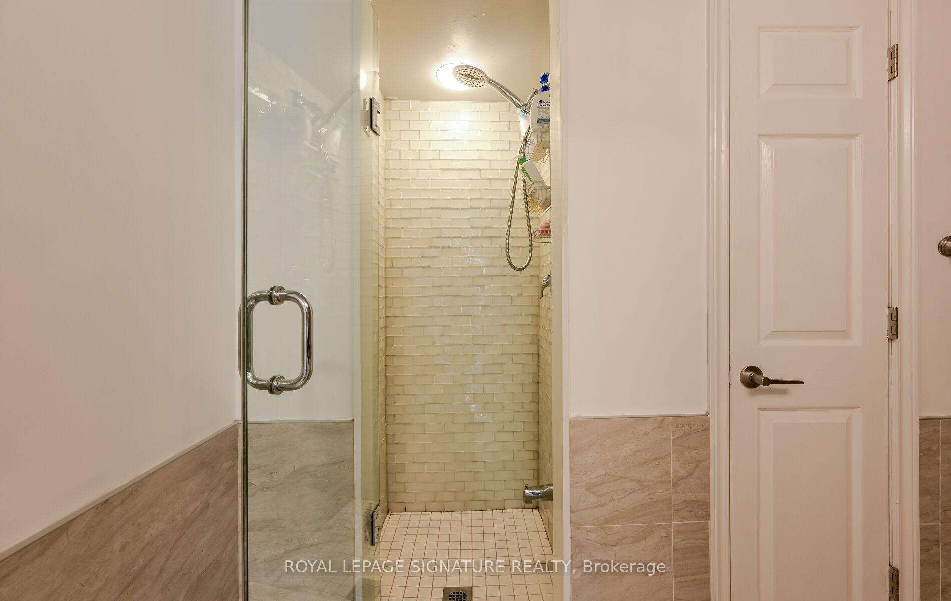 2 Bedrooms Condo at 75 King, Mississauga For sale