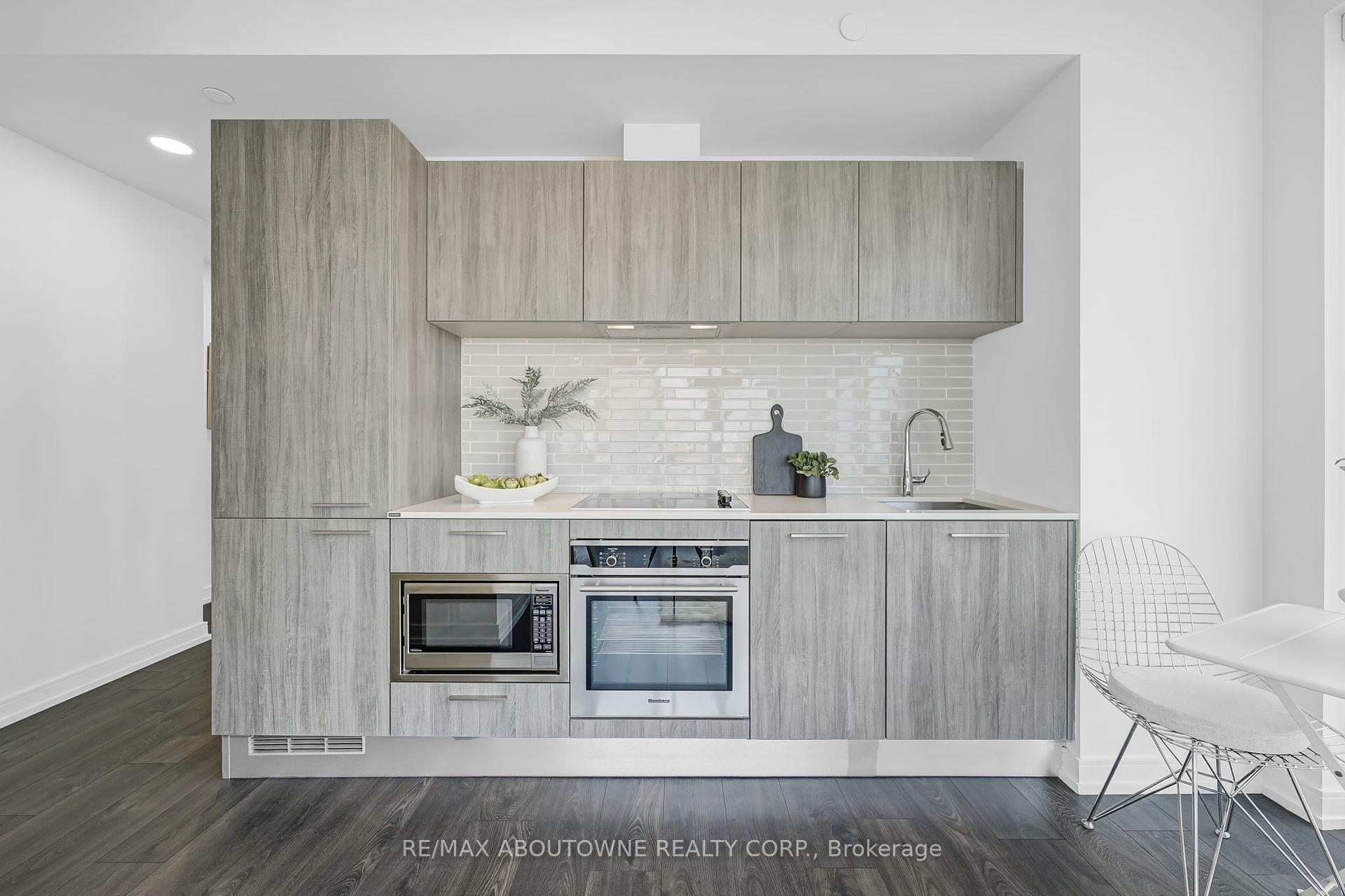 2 Bedrooms Condo at 3 Gloucester, Toronto For sale