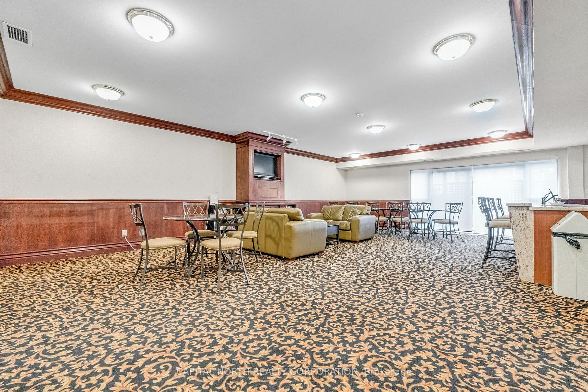 3 Bedrooms Condo at 33 Wallace, Vaughan For sale