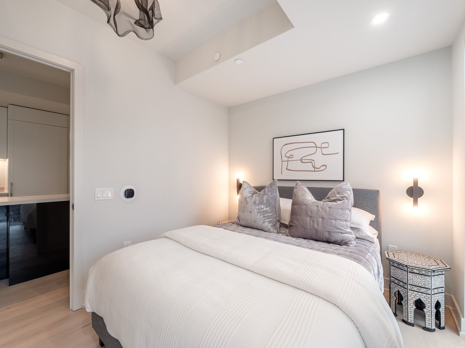 8 Manor Road W 711