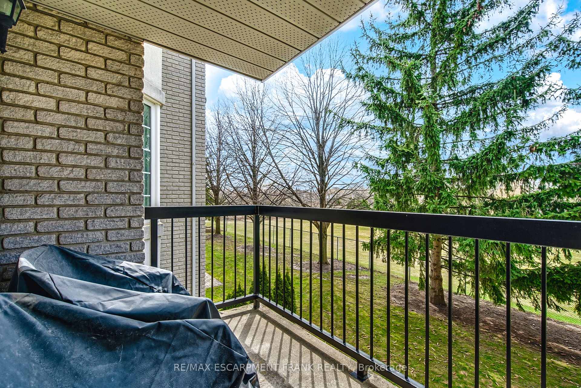 2 Bedrooms Condo at 970 Golf Links,  Hamilton For sale
