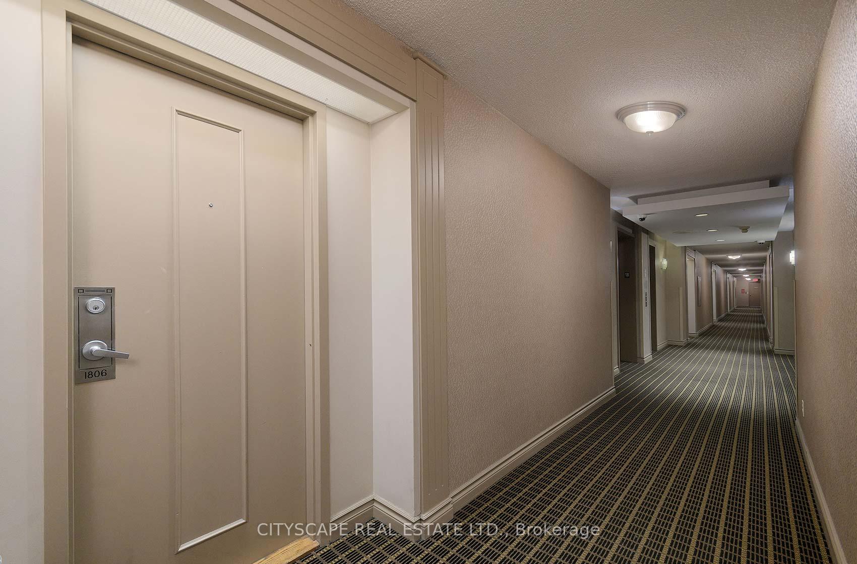 3 Bedrooms Condo at 135 Hillcrest, Mississauga For sale