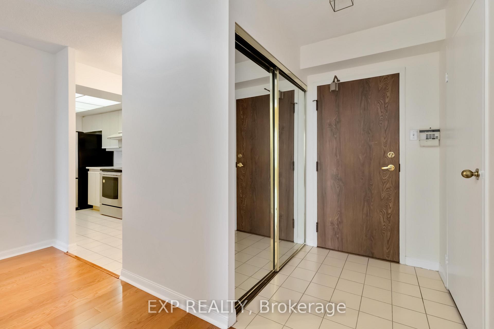 2 Bedrooms Condo at 550 Webb, Mississauga For sale