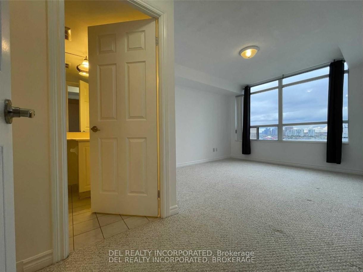3 Bedrooms Condo at 3888 Duke of York, Mississauga For sale