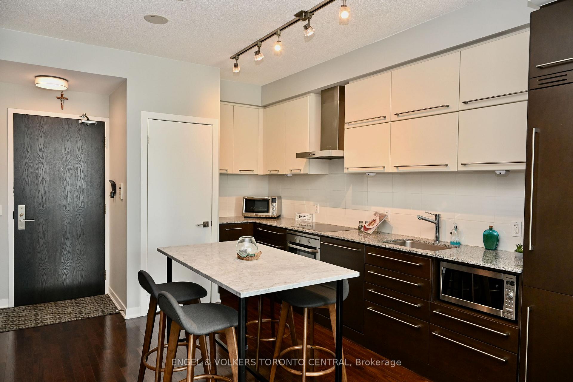 2 Bedrooms Condo at 770 Bay, Toronto For sale