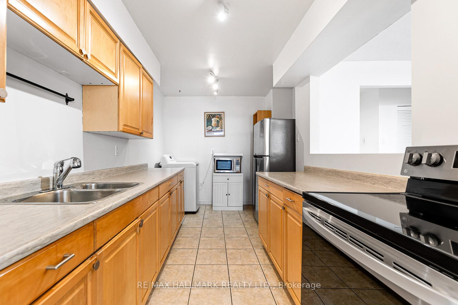 2 Bedrooms Condo at 5 Frith,  Toronto For sale