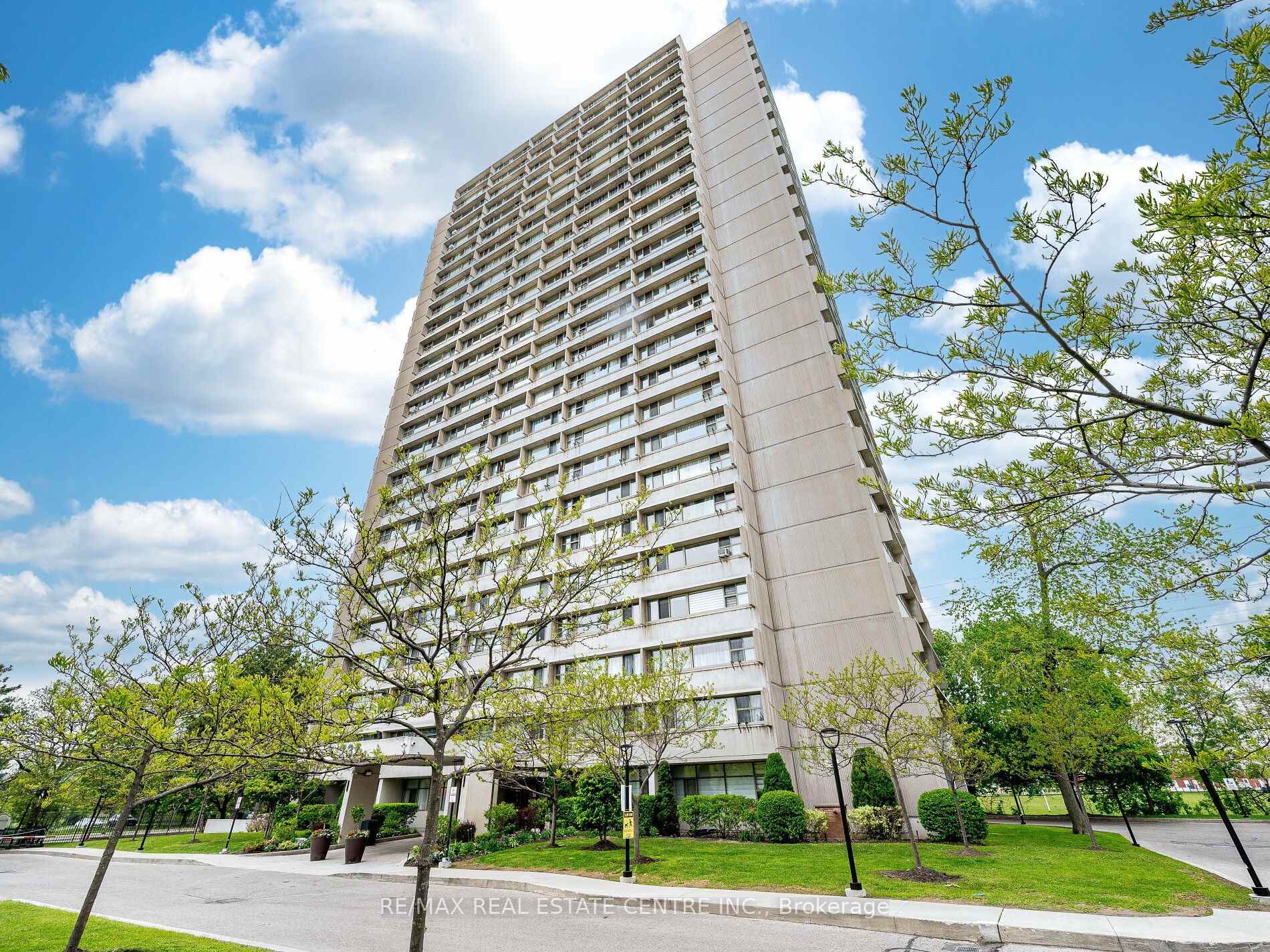 2 Bedrooms Condo at 735 Don Mills, Toronto For sale