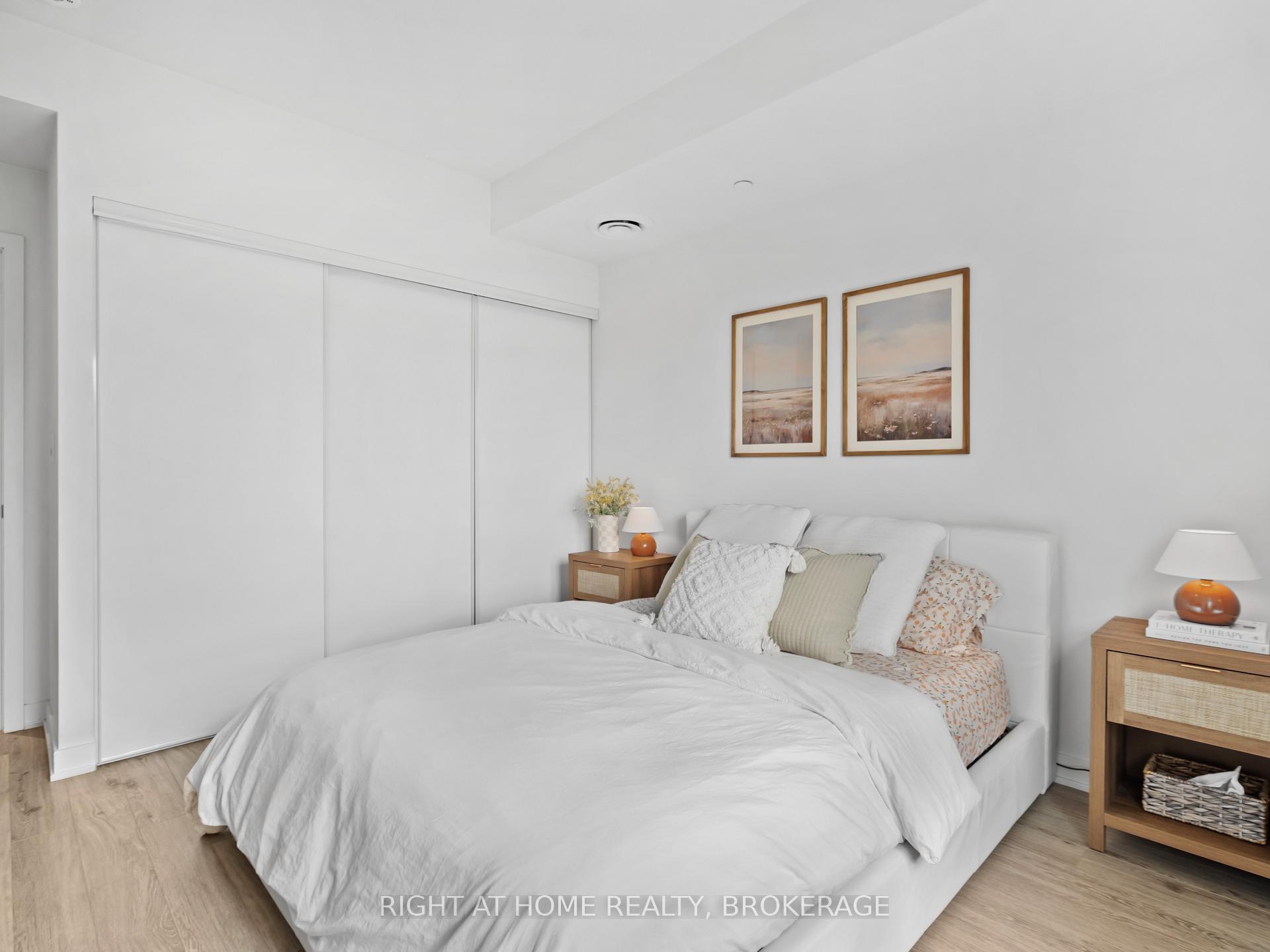 2 Bedrooms Condo at 16 Markle, Hamilton For sale