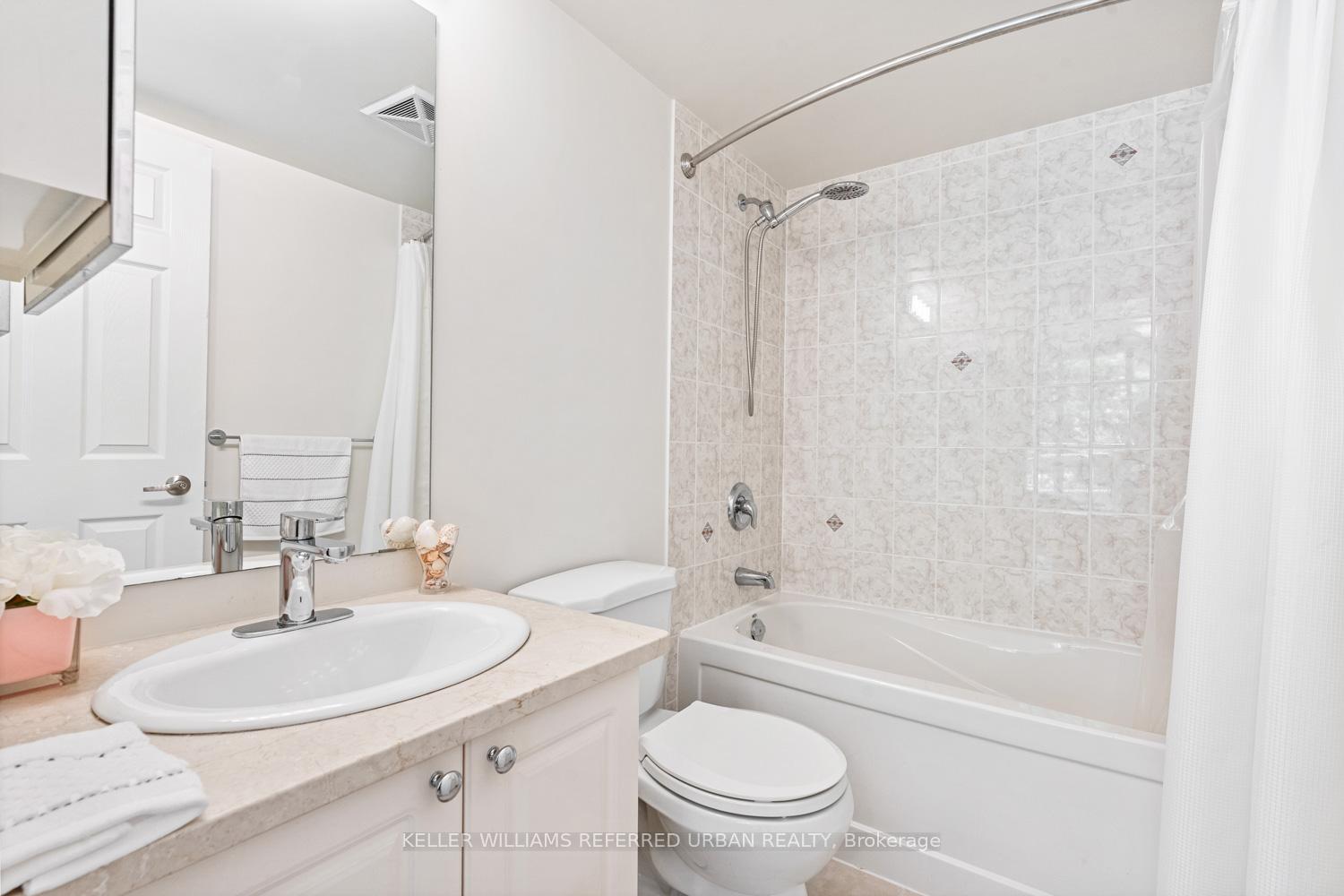 2 Bedrooms Condo at 35 Hollywood, Toronto For sale