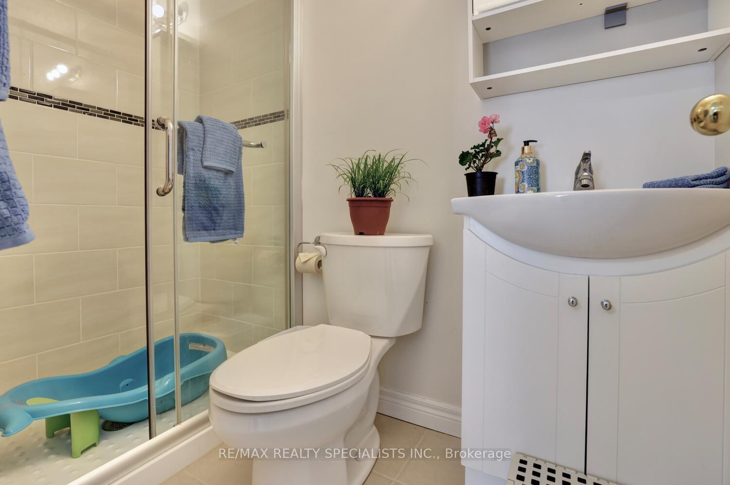 4 Bedrooms Condo at 1128 Dundas, Mississauga For sale