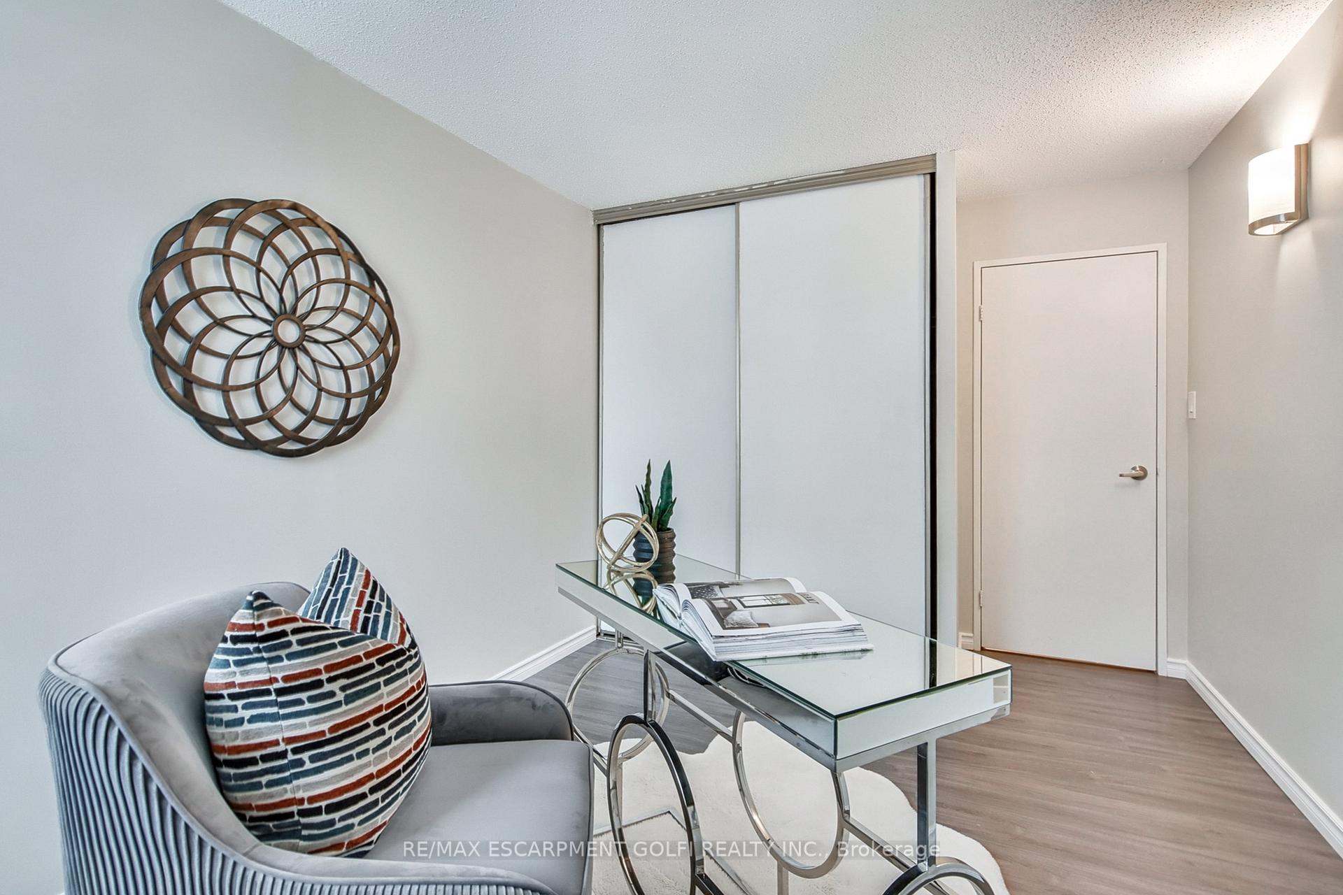 2 Bedrooms Condo at 222 Jackson,  Hamilton For sale