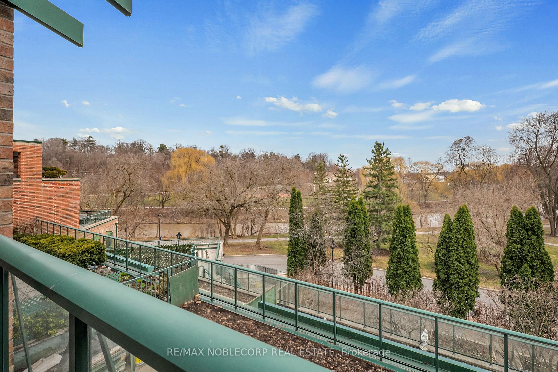 3 Bedrooms Condo at 121 Woodbridge, Vaughan For sale