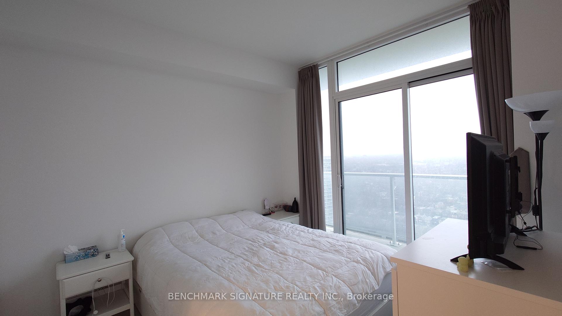 3 Bedrooms Condo at 33 Helendale, Toronto For sale