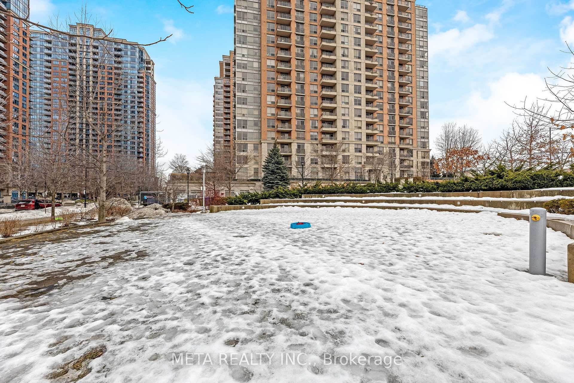 2 Bedrooms Condo at 15 Viking,  Toronto For sale