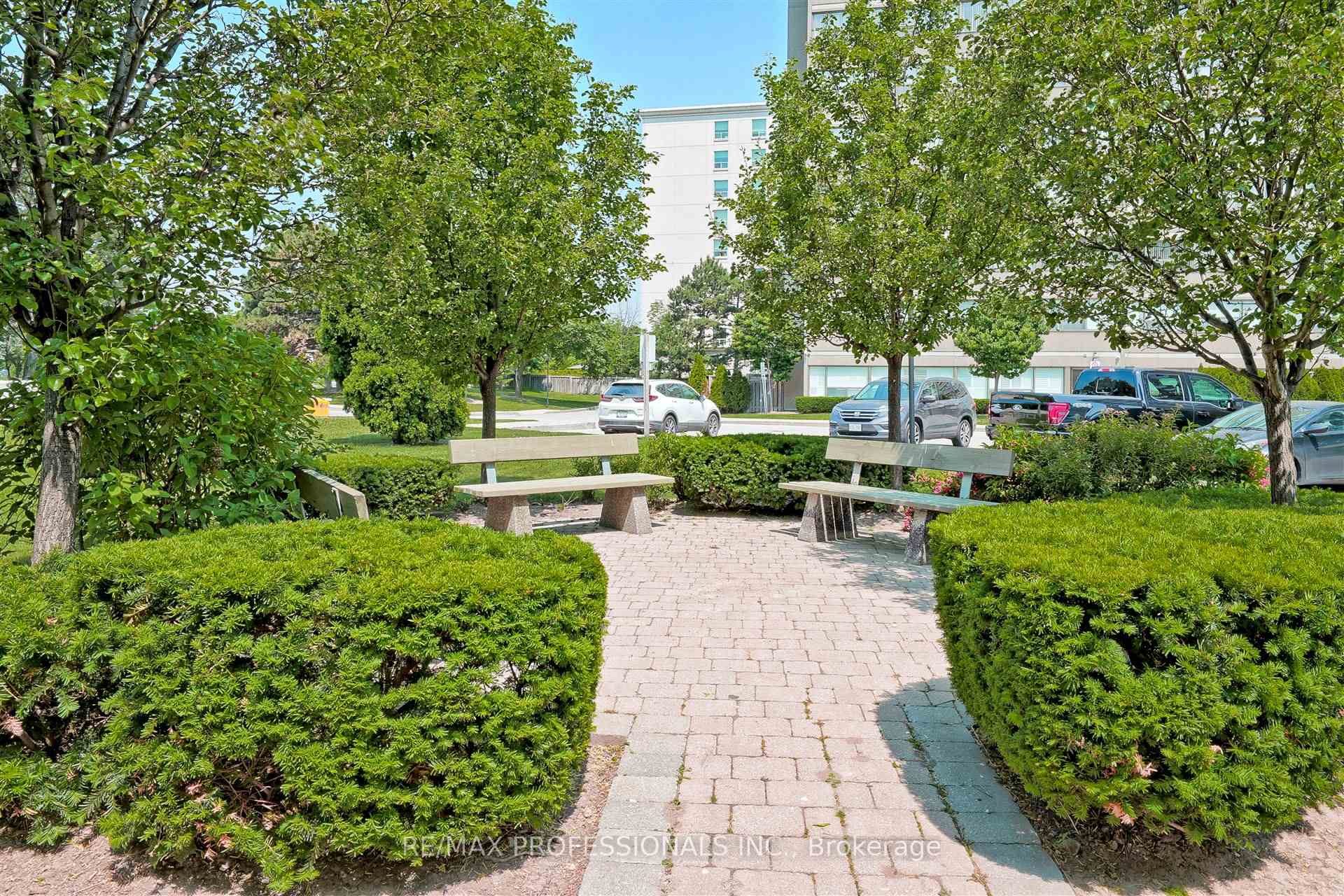 3 Bedrooms Condo at 475 The West Mall, Toronto For sale