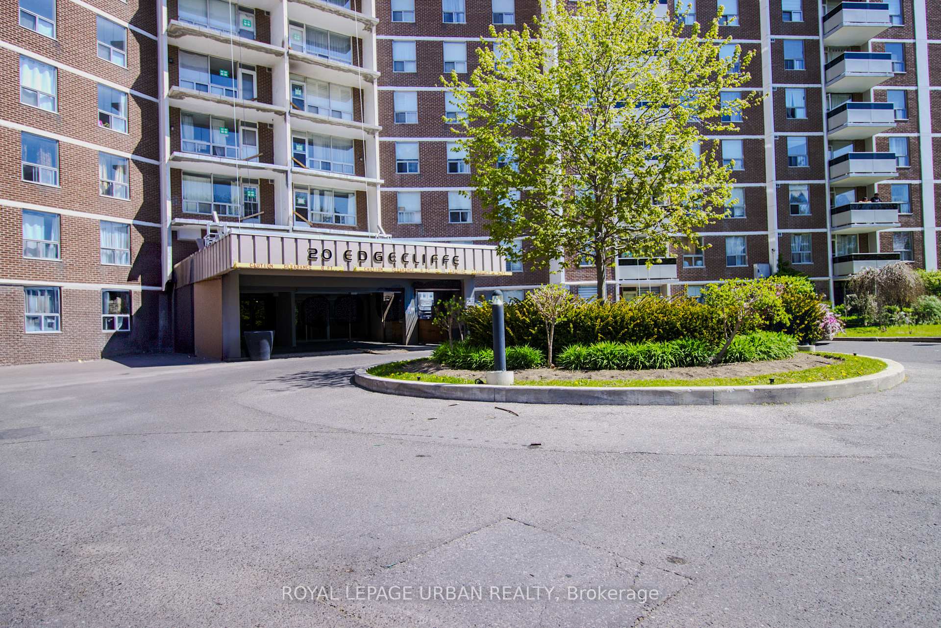 3 Bedrooms Condo at 20 Edgecliff, Toronto For sale