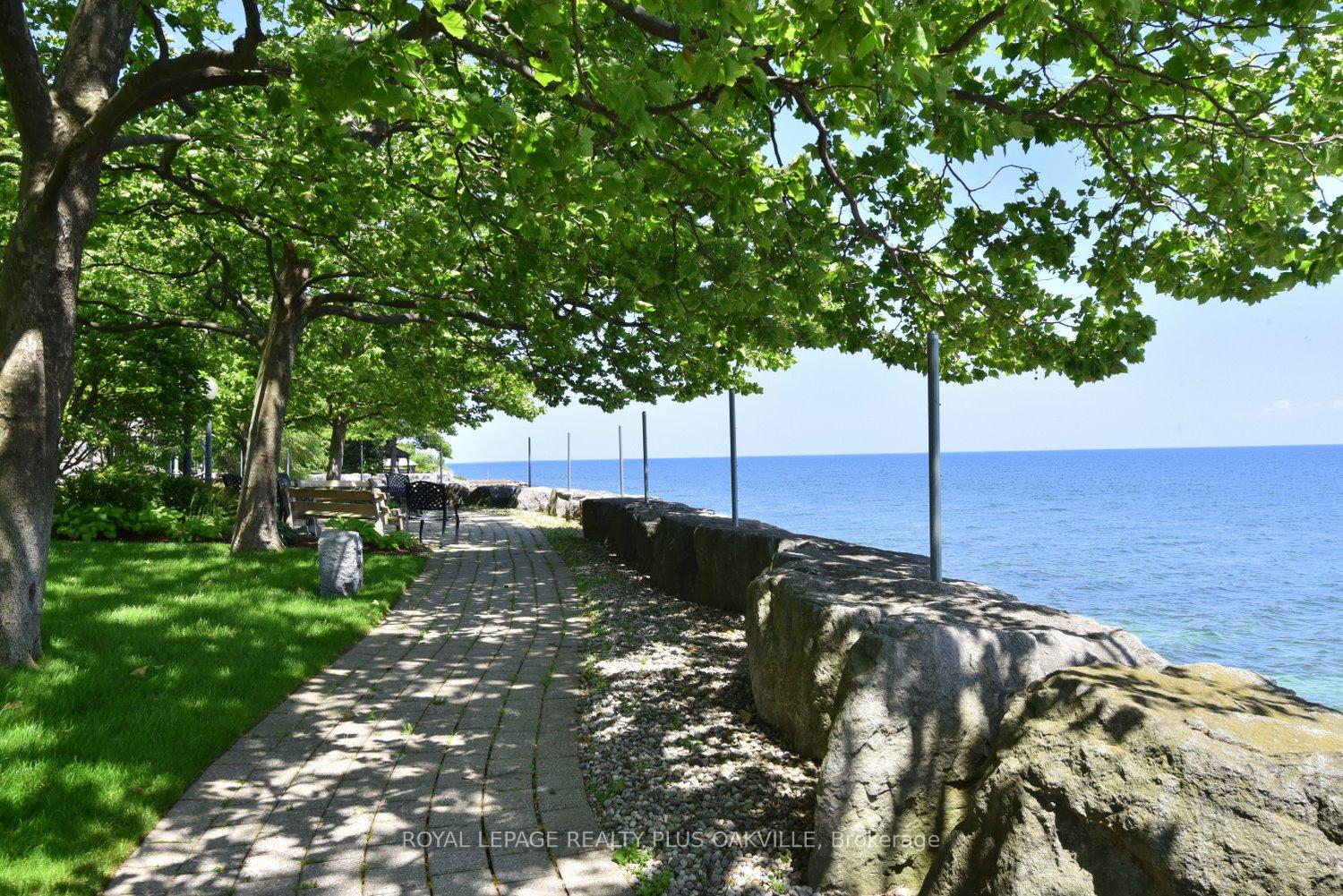 2 Bedrooms Condo at 2190 Lakeshore, Burlington For sale