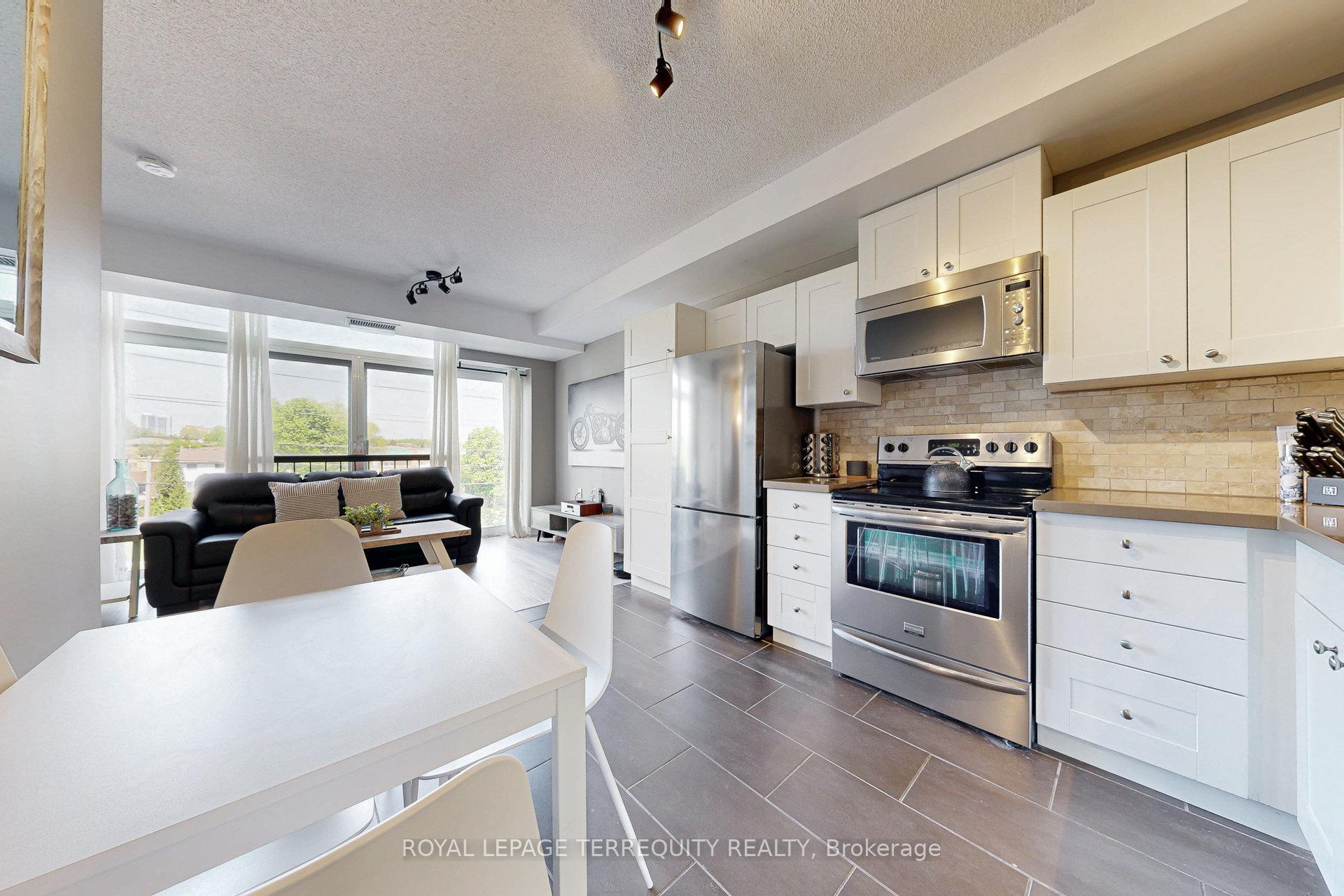 2 Bedrooms Condo at 200 Burnhamthorpe, Mississauga For sale